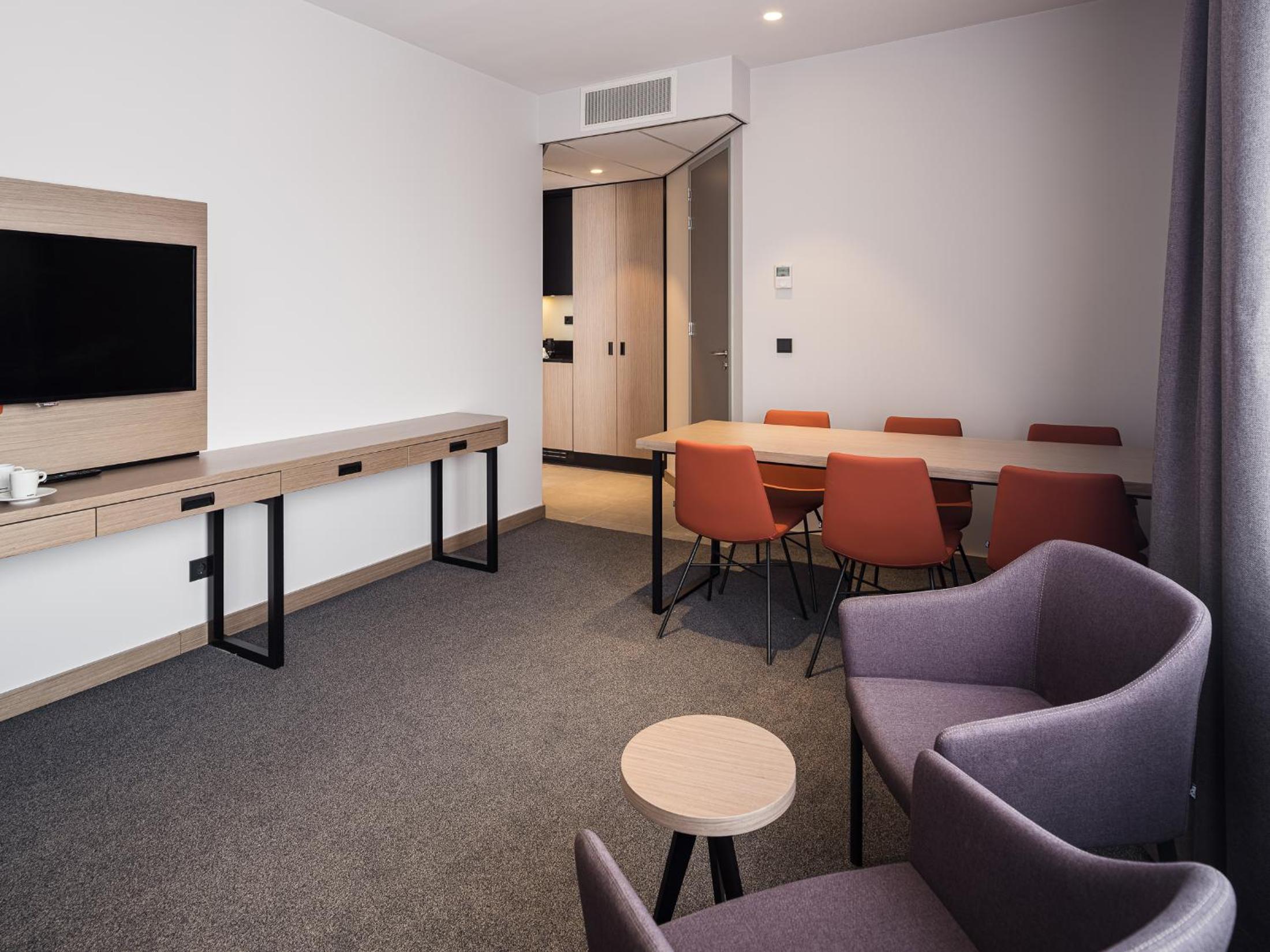 Suite with Four Single Beds - Non-Smoking - Photo 11