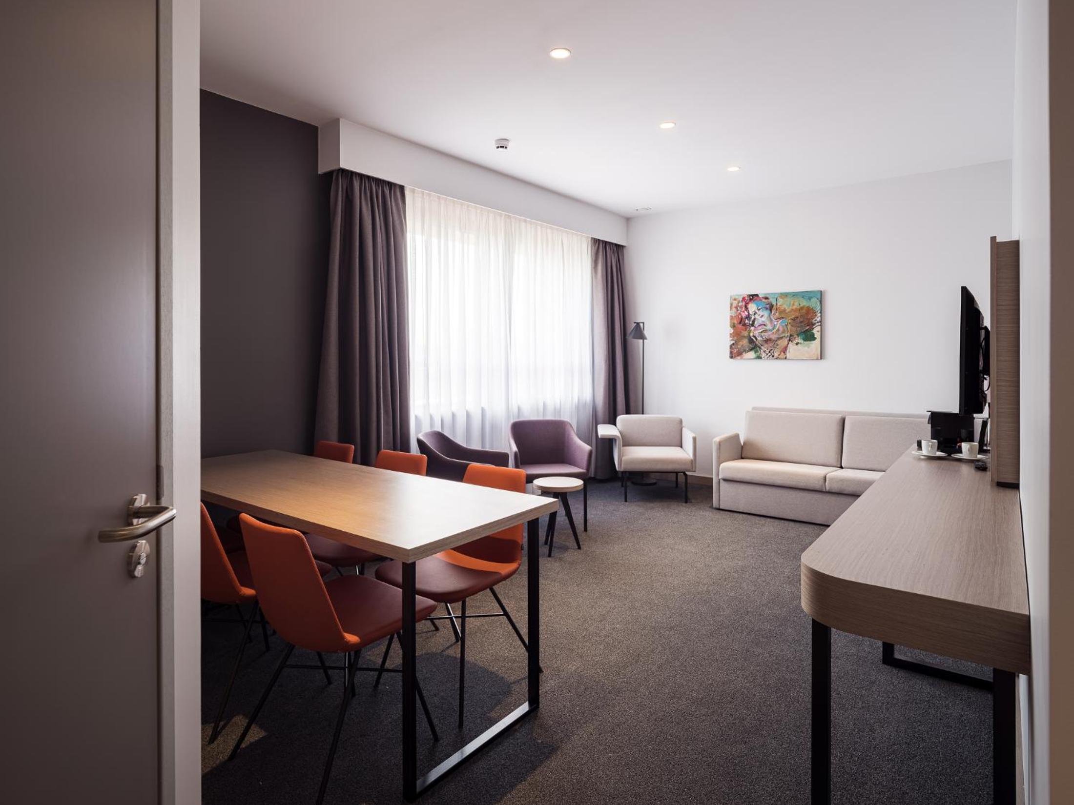 Suite with Four Single Beds - Non-Smoking - Photo 12