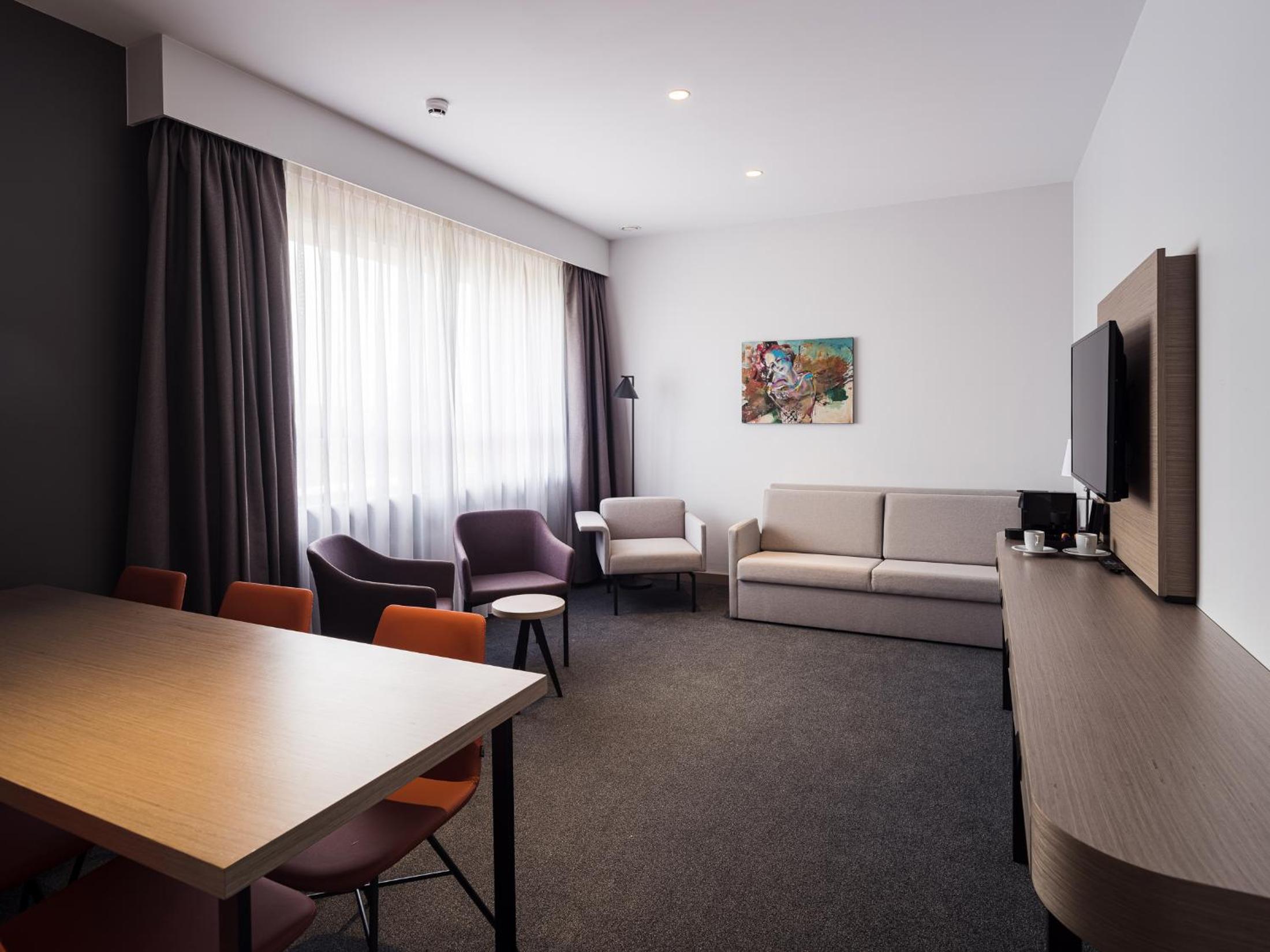 Suite with Four Single Beds - Non-Smoking - Photo 13