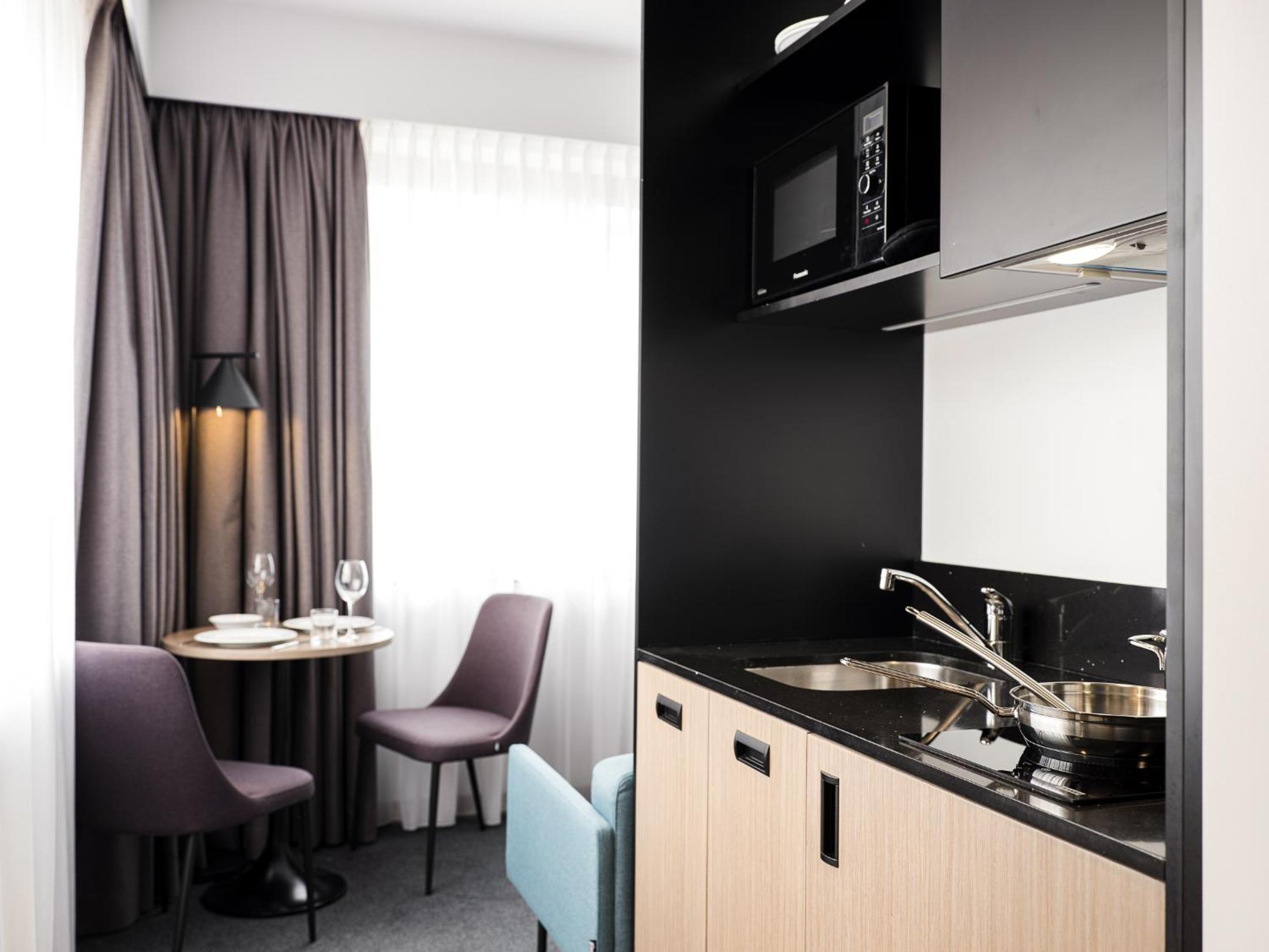 Deluxe King Room with Kitchenette - Photo 20