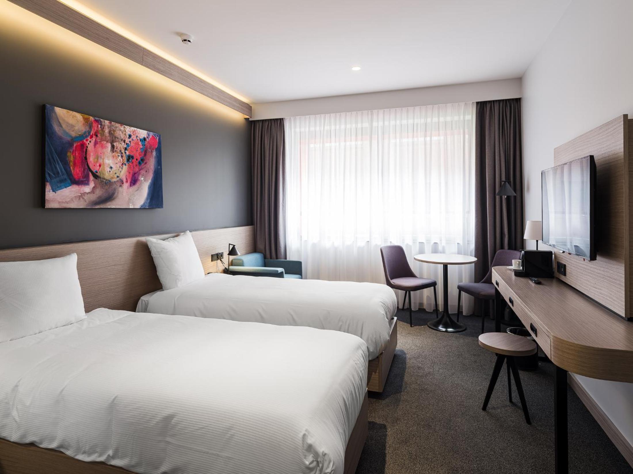 Comfort Twin Room with Kitchenette - Photo 4