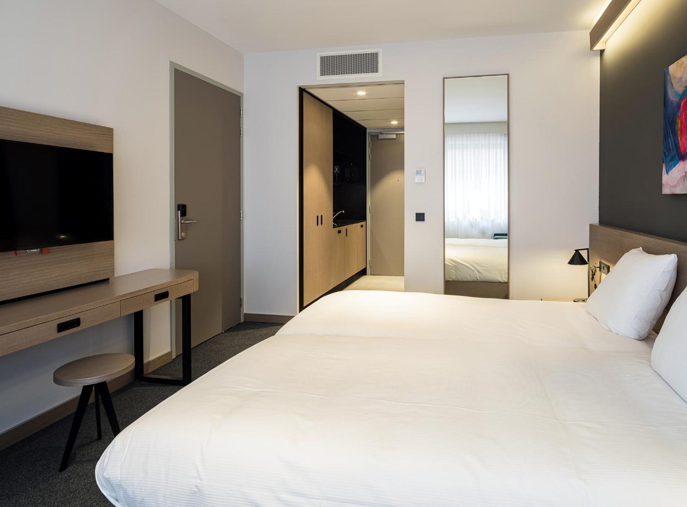 Comfort Twin Room with Kitchenette - Photo 7