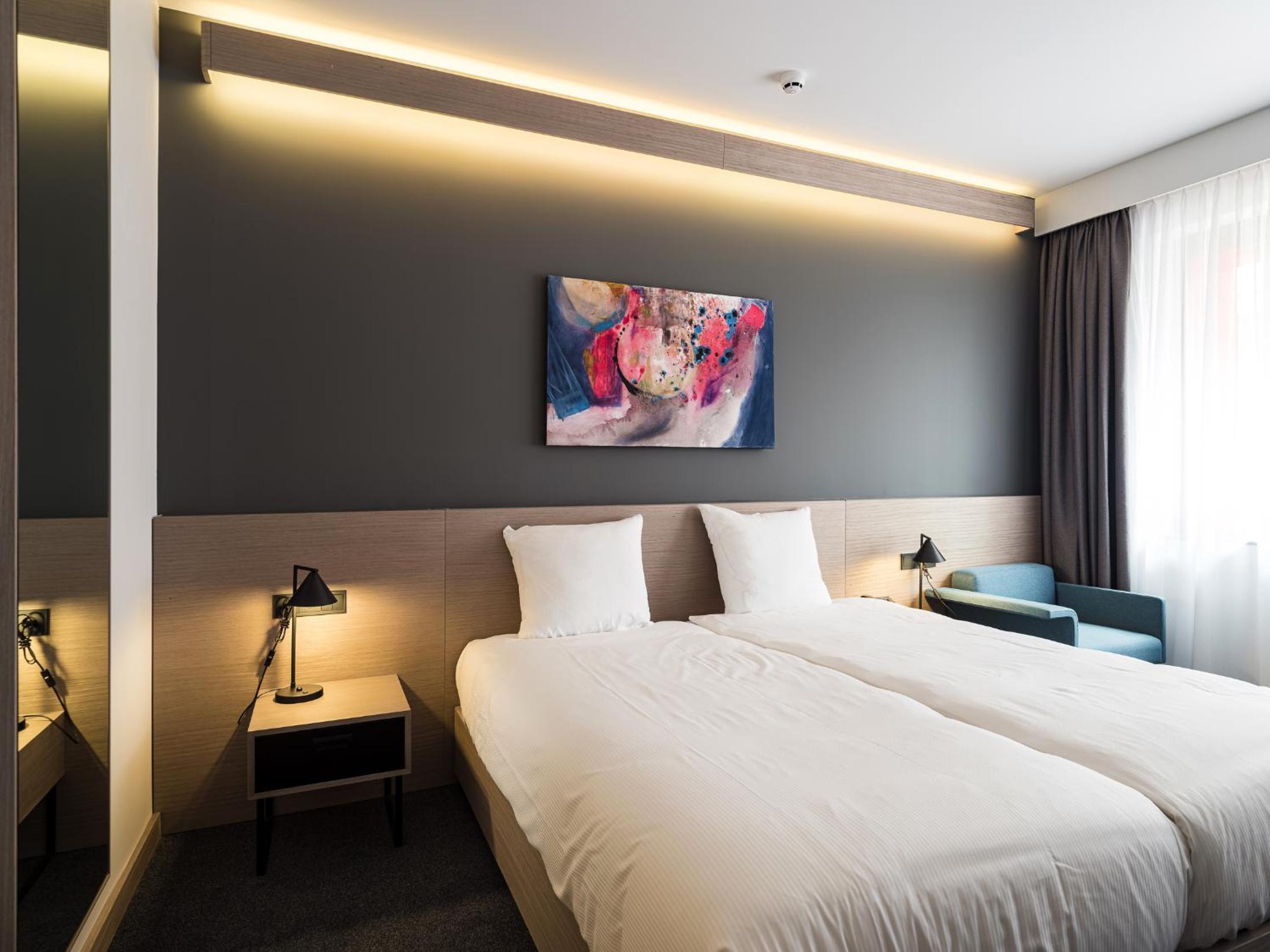 Comfort Twin Room with Kitchenette - Photo 9