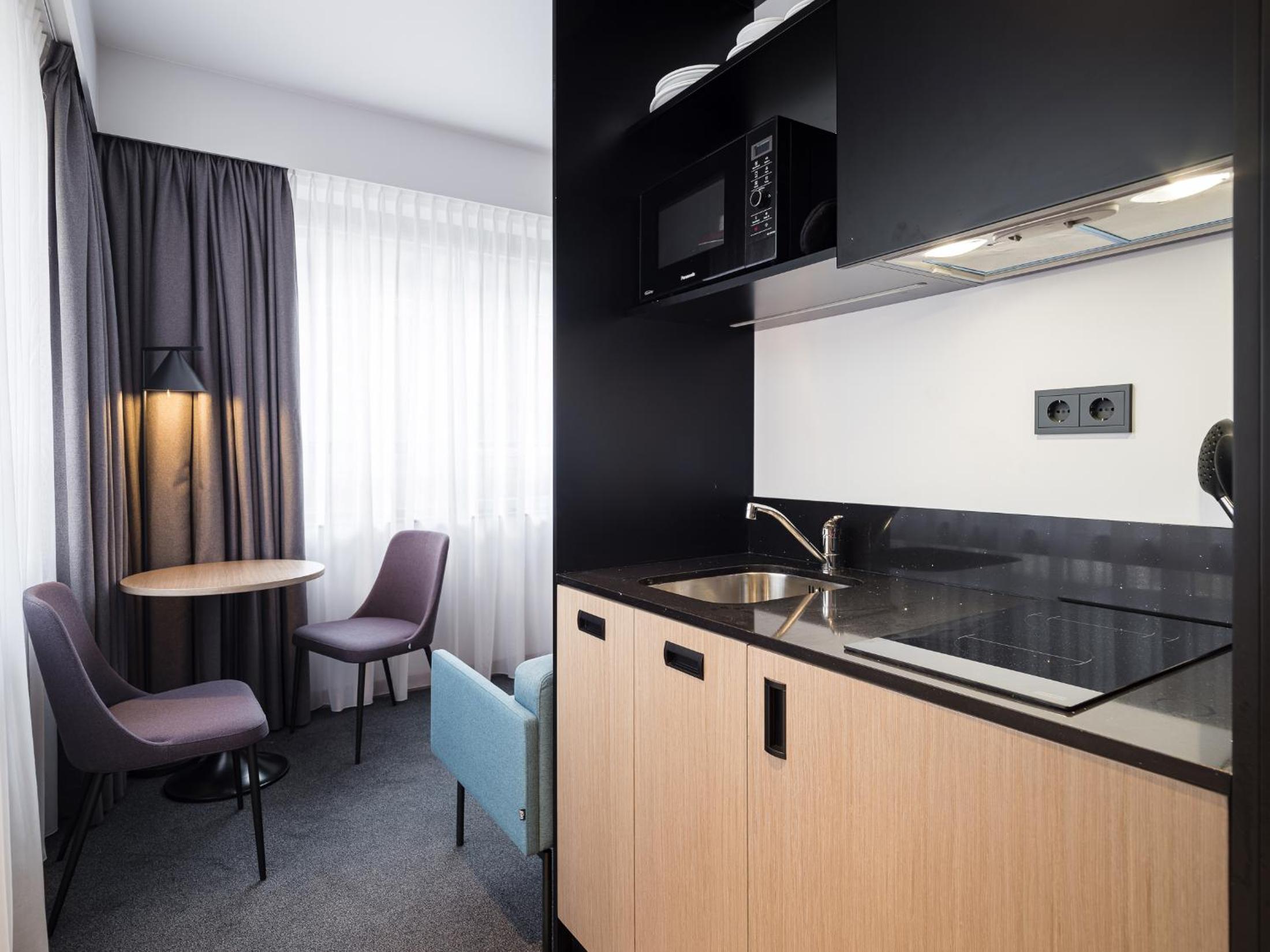 Deluxe King Room with Kitchenette - Photo 1