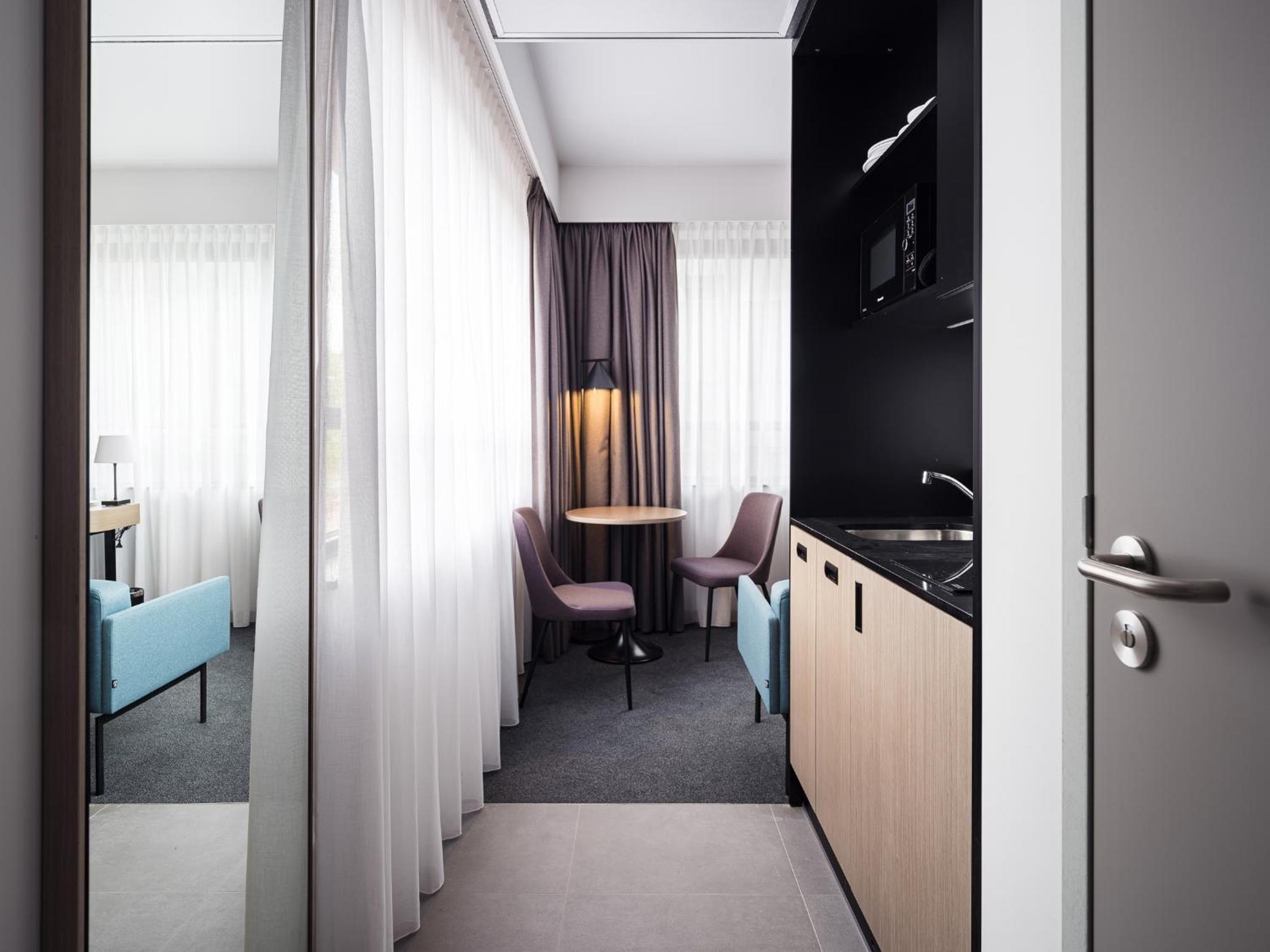 Deluxe King Room with Kitchenette - Photo 2