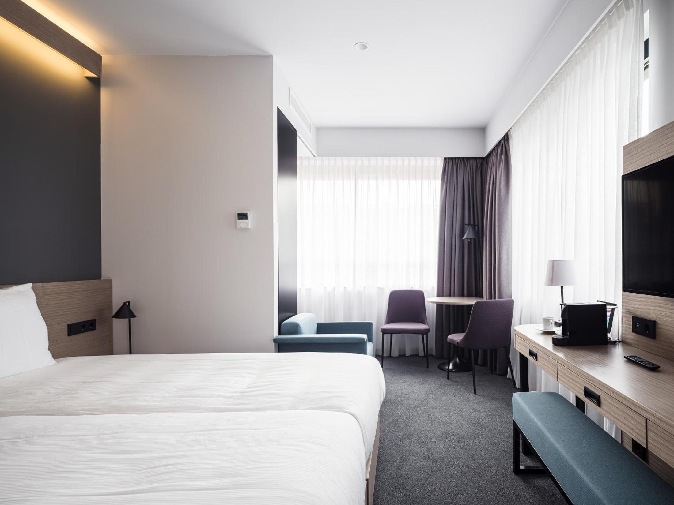 Deluxe King Room with Kitchenette - Photo 8