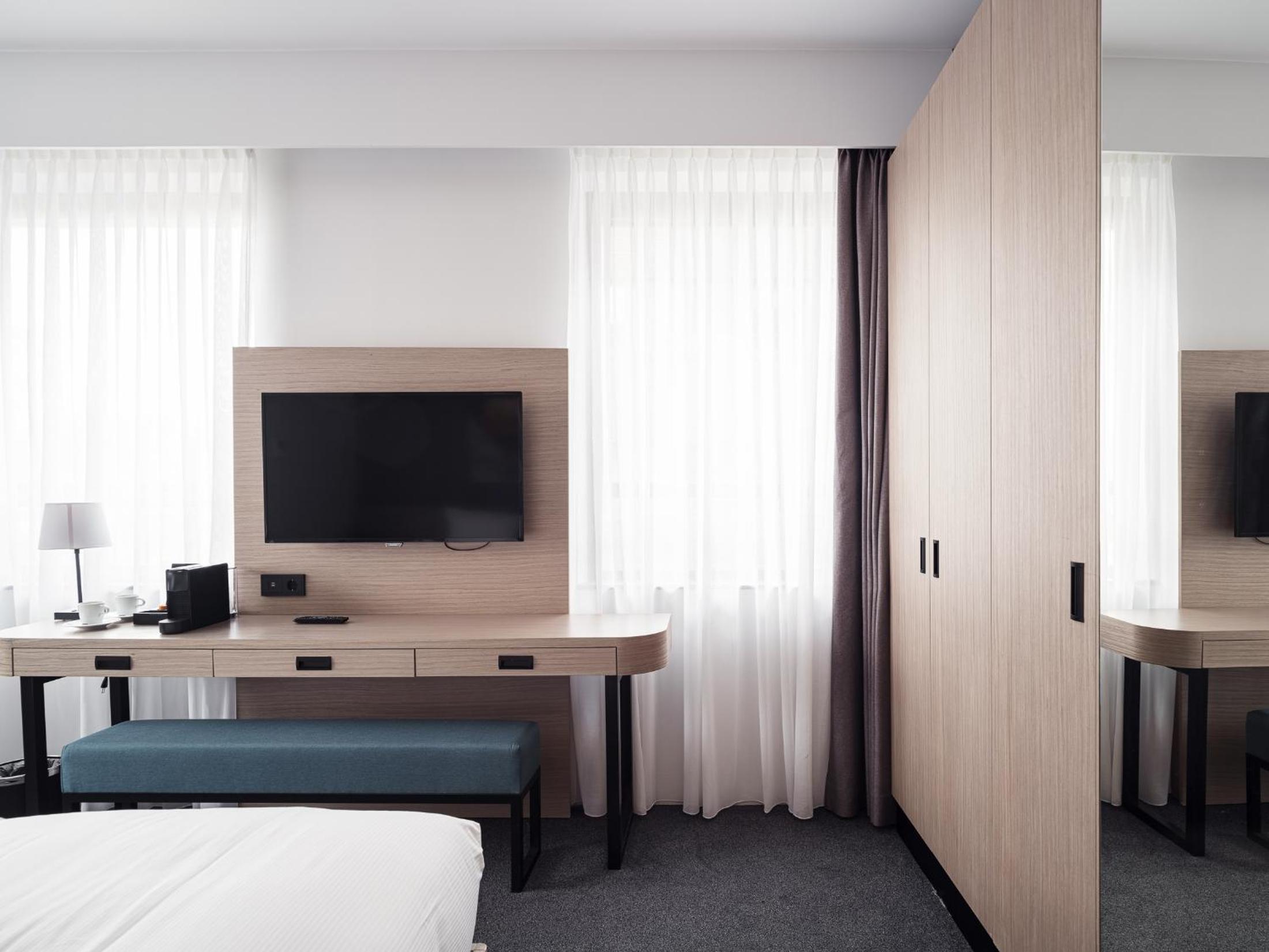 Deluxe King Room with Kitchenette - Photo 10