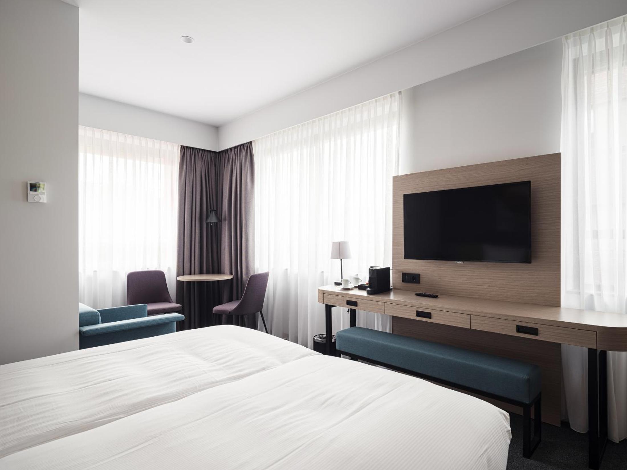 Deluxe King Room with Kitchenette - Photo 7