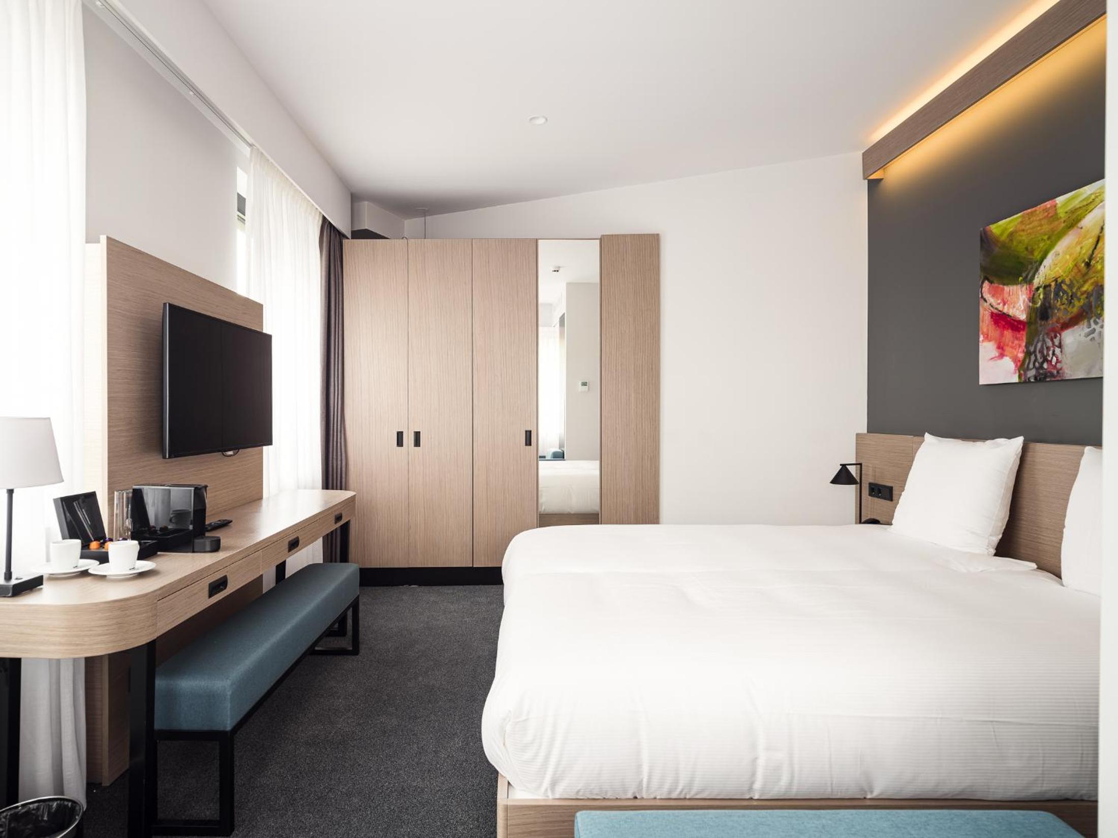Deluxe King Room with Kitchenette - Photo 16