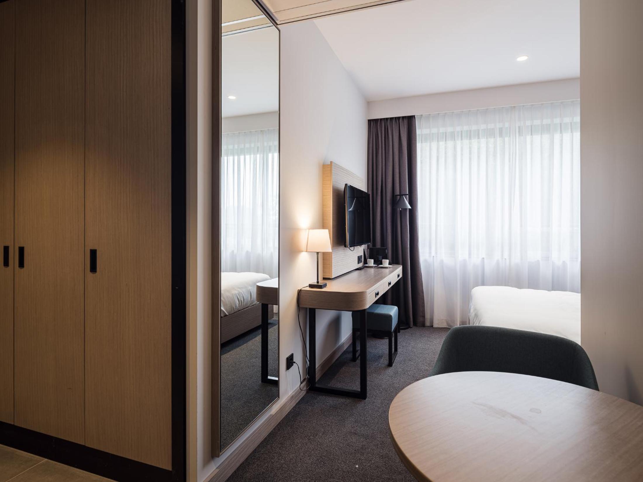 Deluxe King Room with Kitchenette - Photo 5