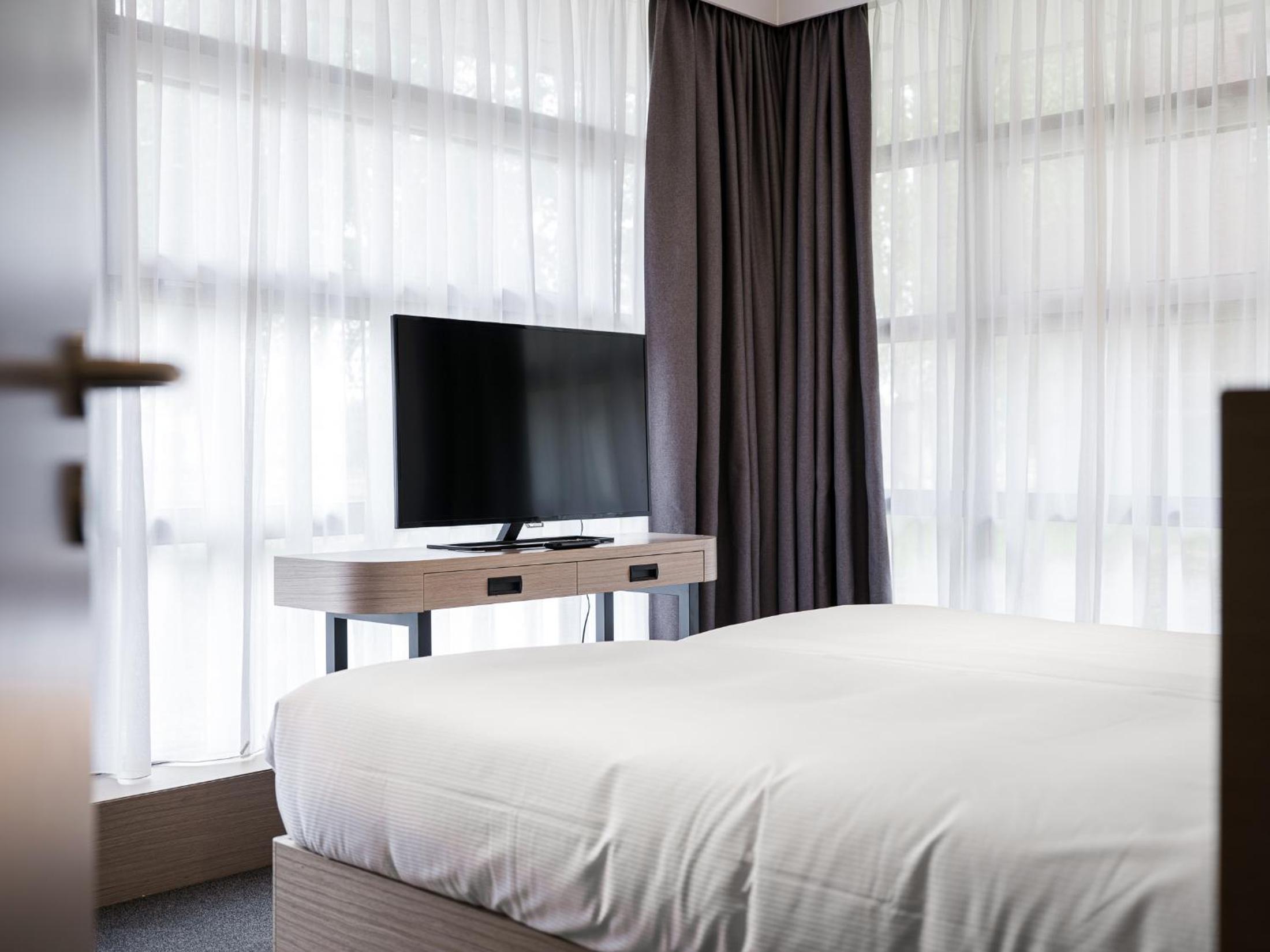 Deluxe King Room with Kitchenette - Photo 9