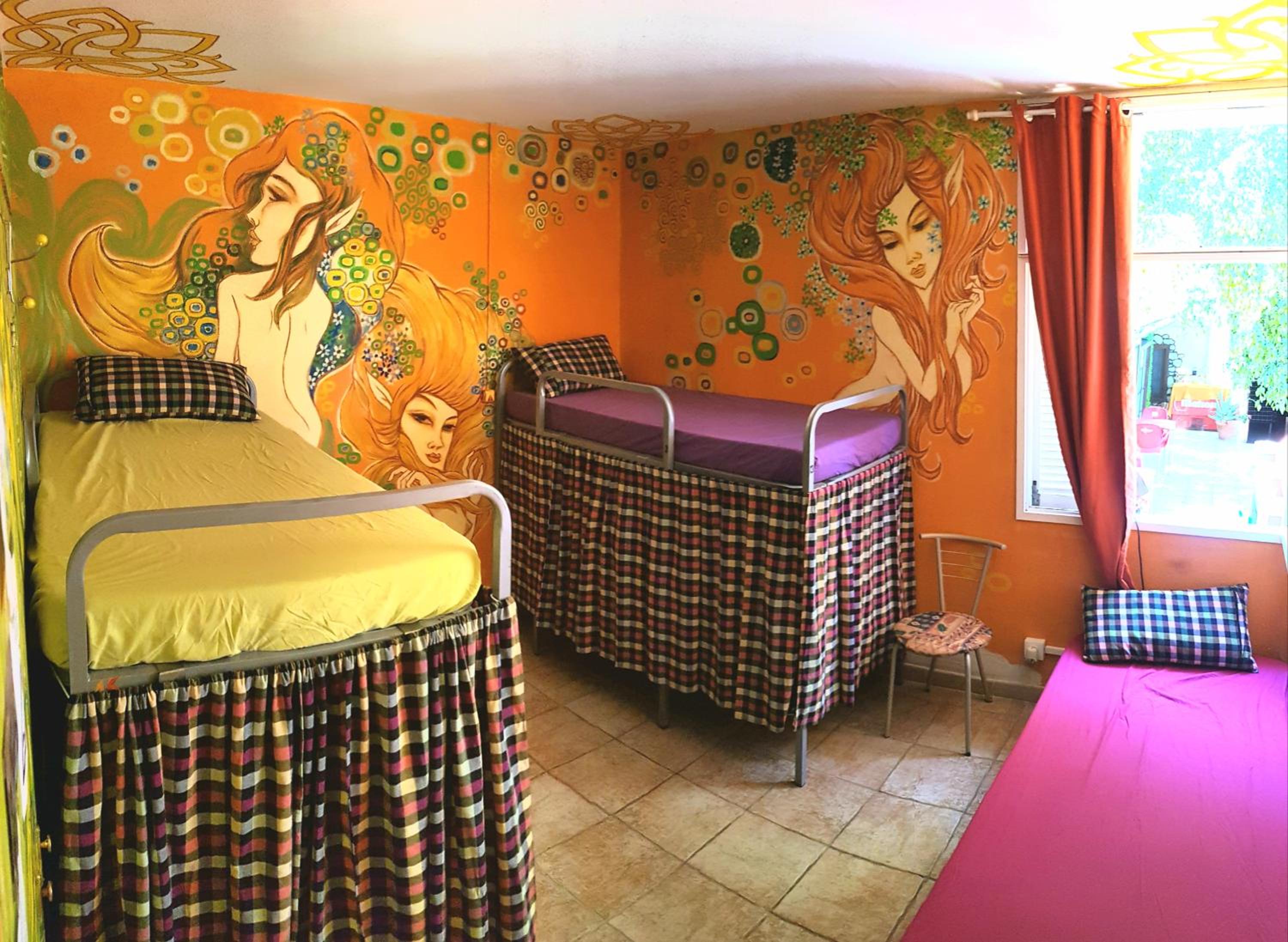 Cama individual en habitación compartida femenina