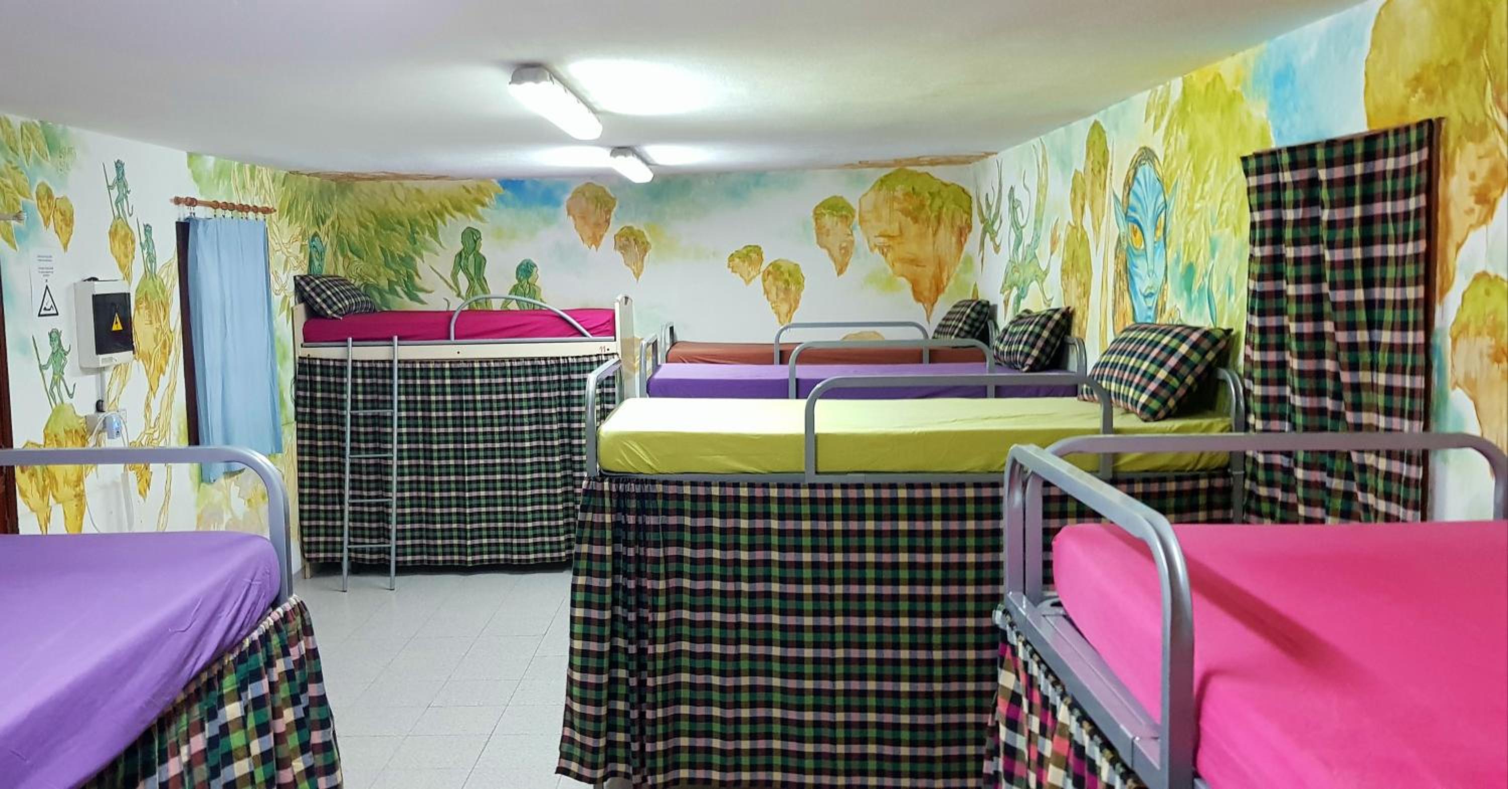 Sala de dormitorio mixta con 12 camas