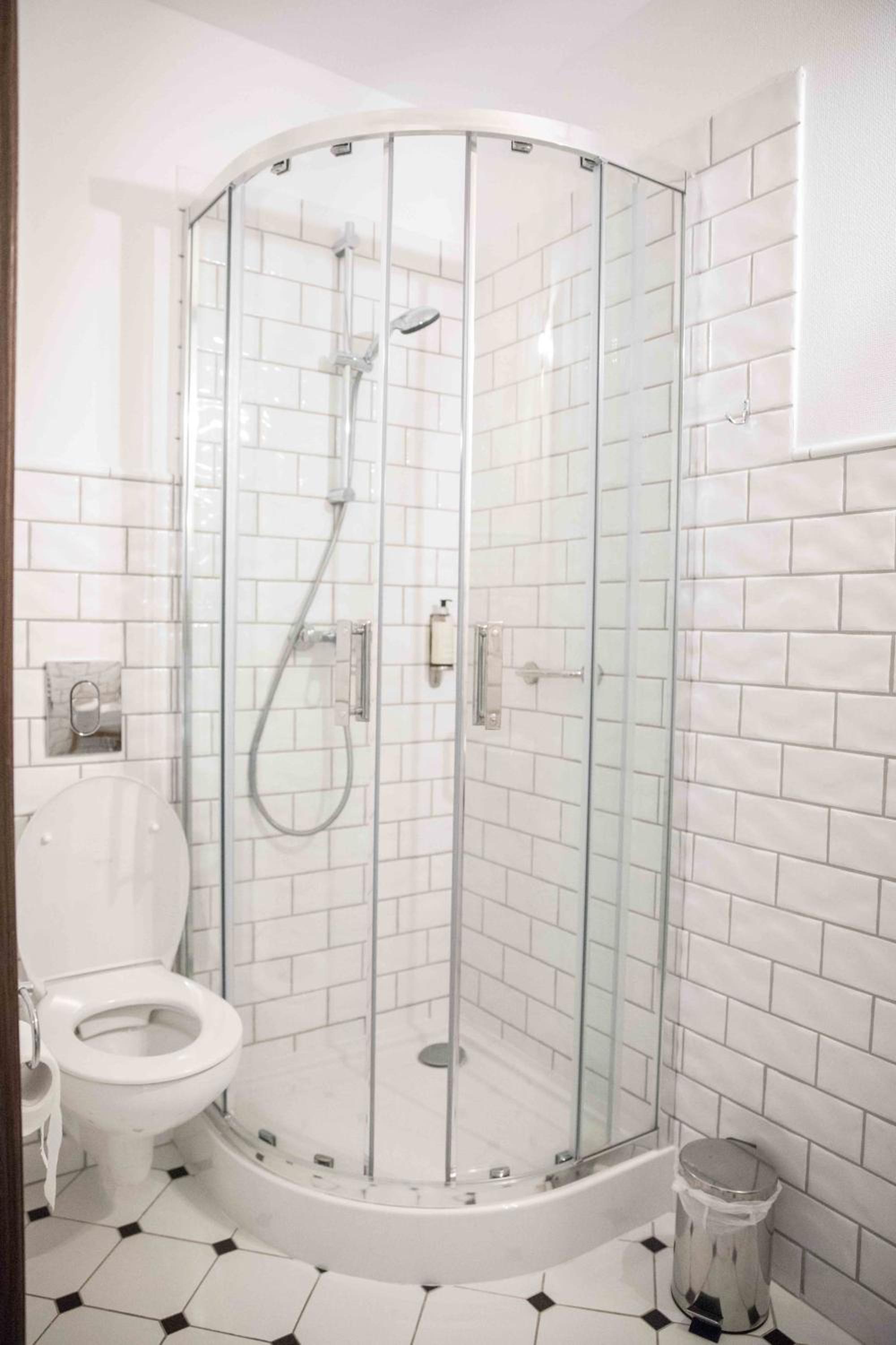Twin Room with Private Bathroom - Photo 4