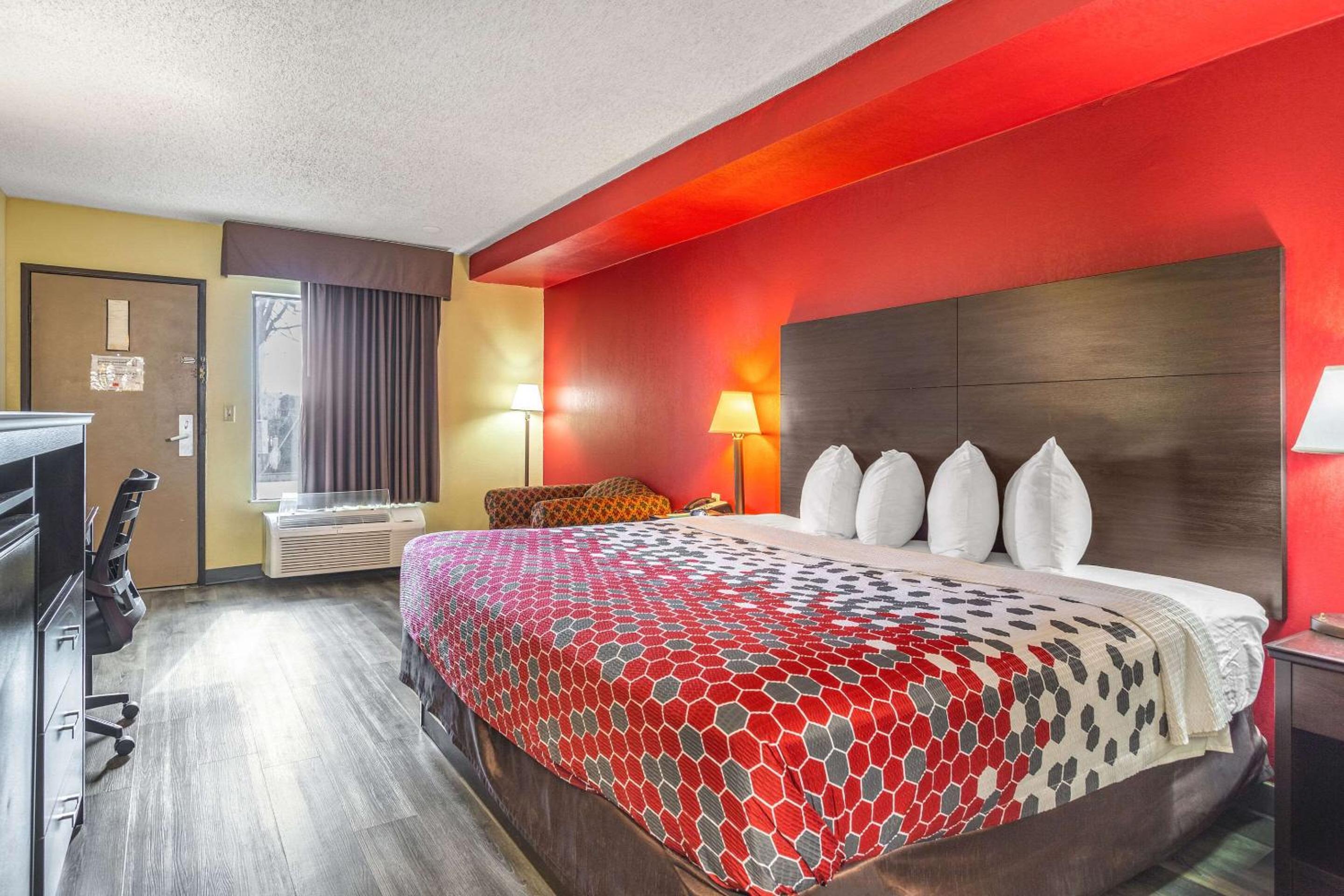 King Room - Non-Smoking - Photo 3