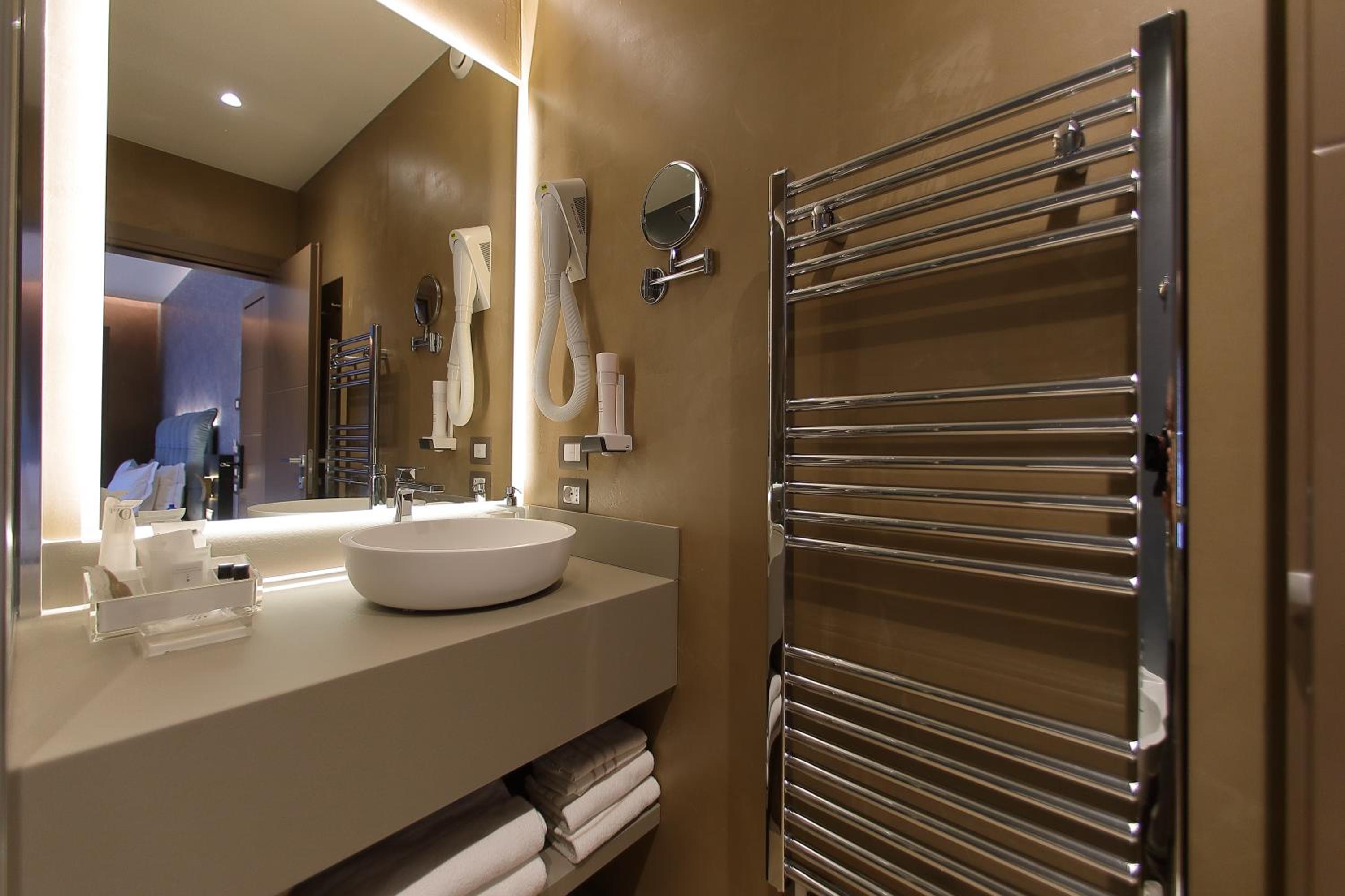 Double Room with Lake View - Photo 7