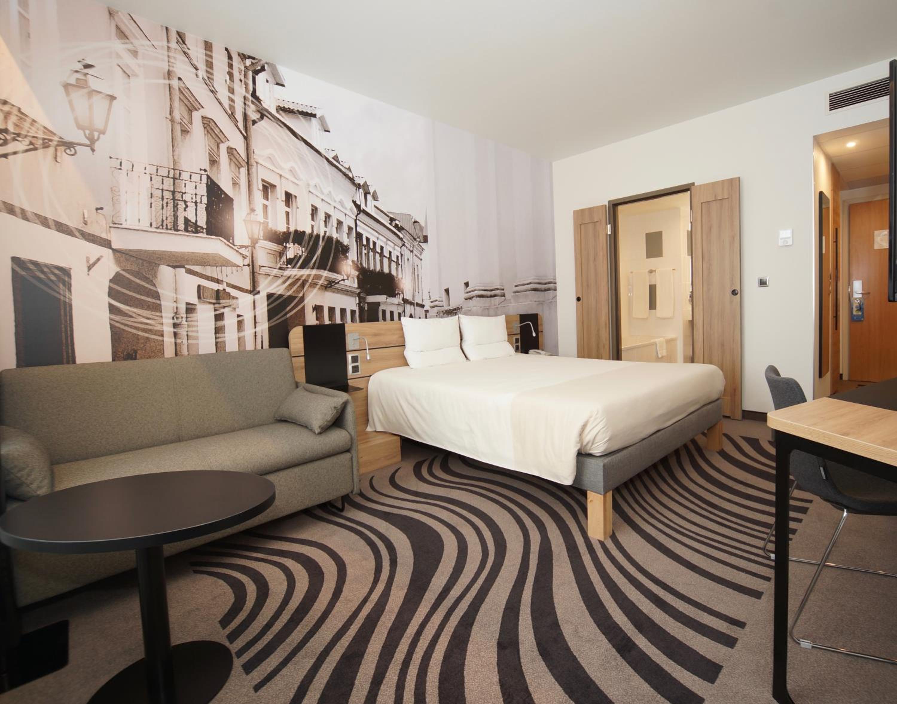Superior Queen Room with Sofa Bed - Photo 12
