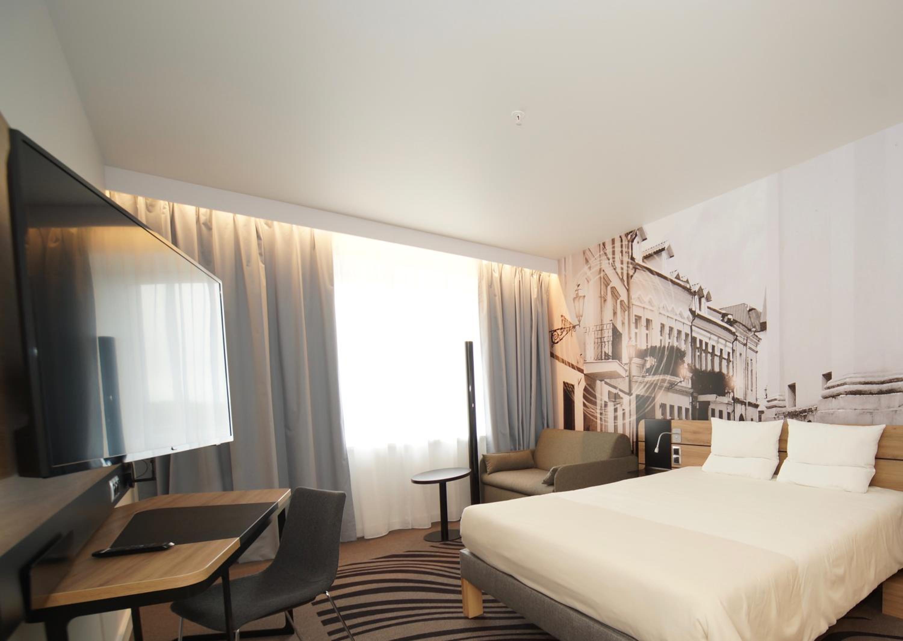 Superior Queen Room with Sofa Bed - Photo 4