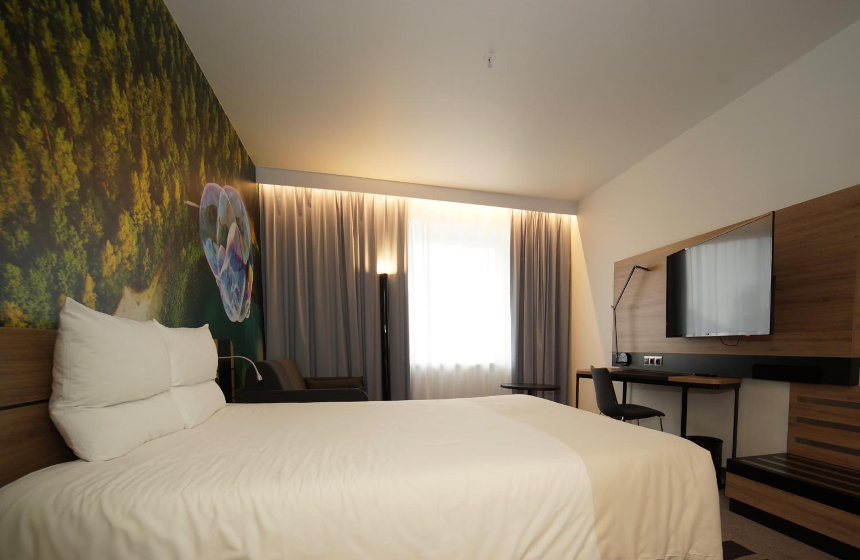 Superior Queen Room with Sofa Bed - Photo 13