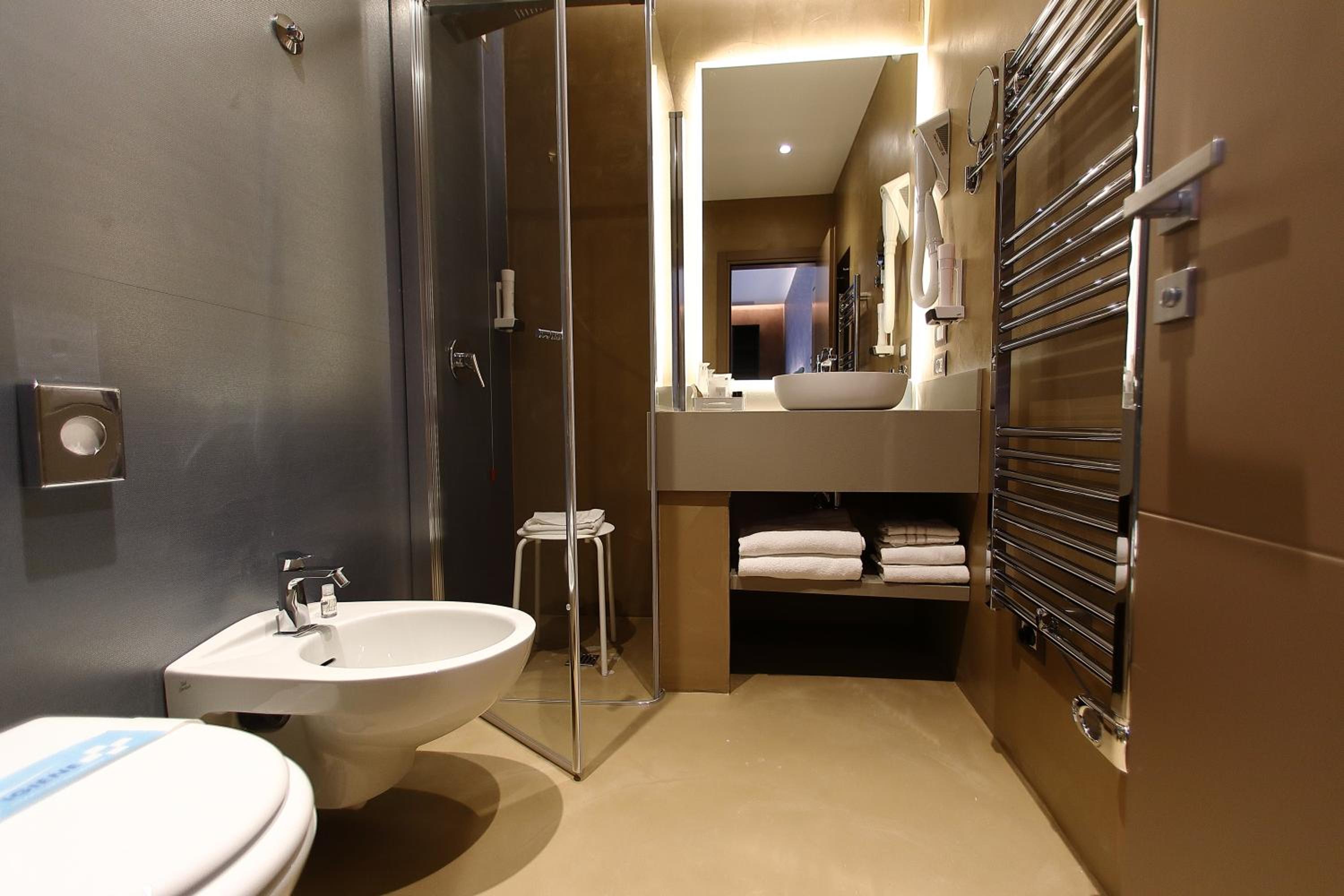 Double Room with Lake View - Photo 9
