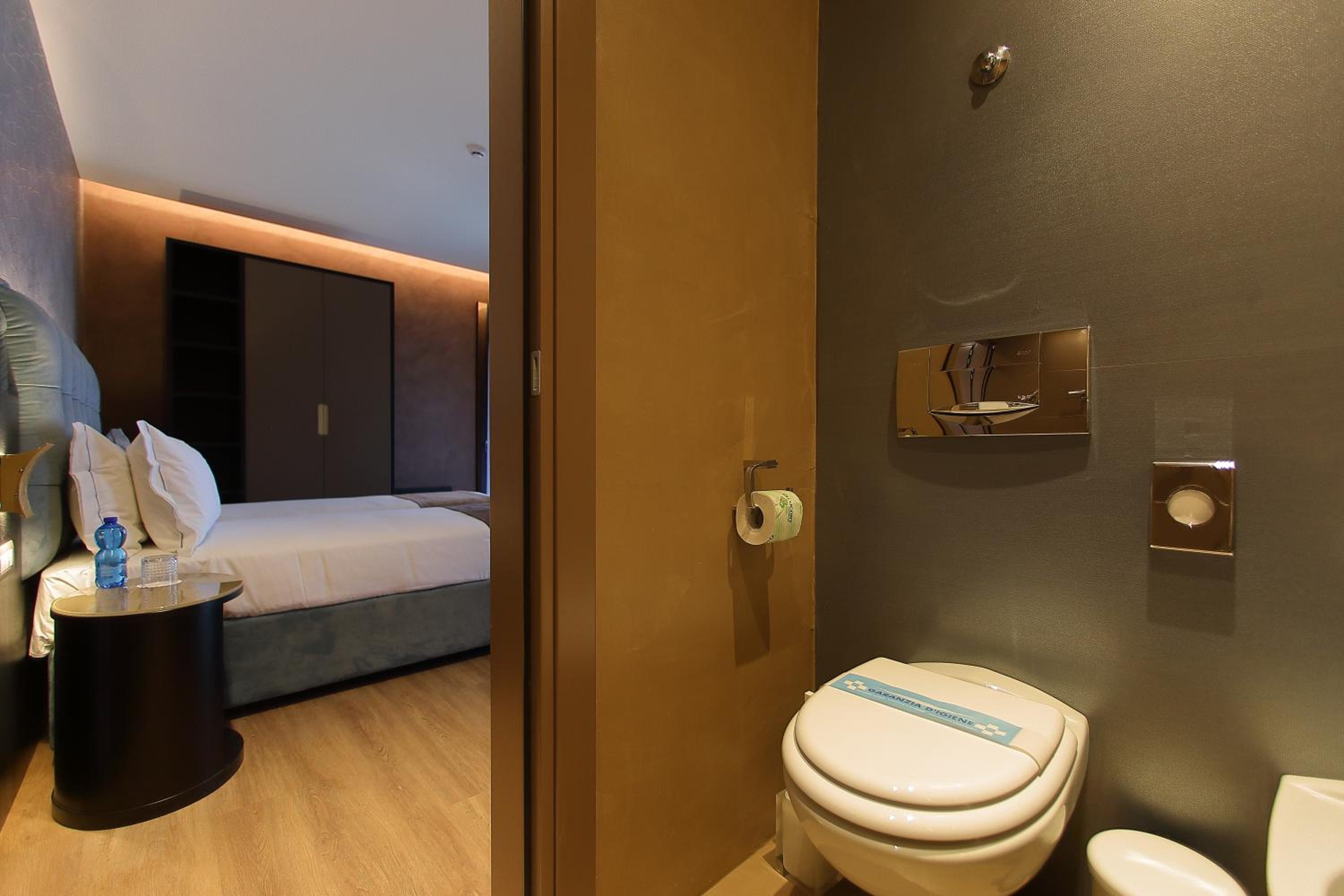 Double Room with Lake View - Photo 10