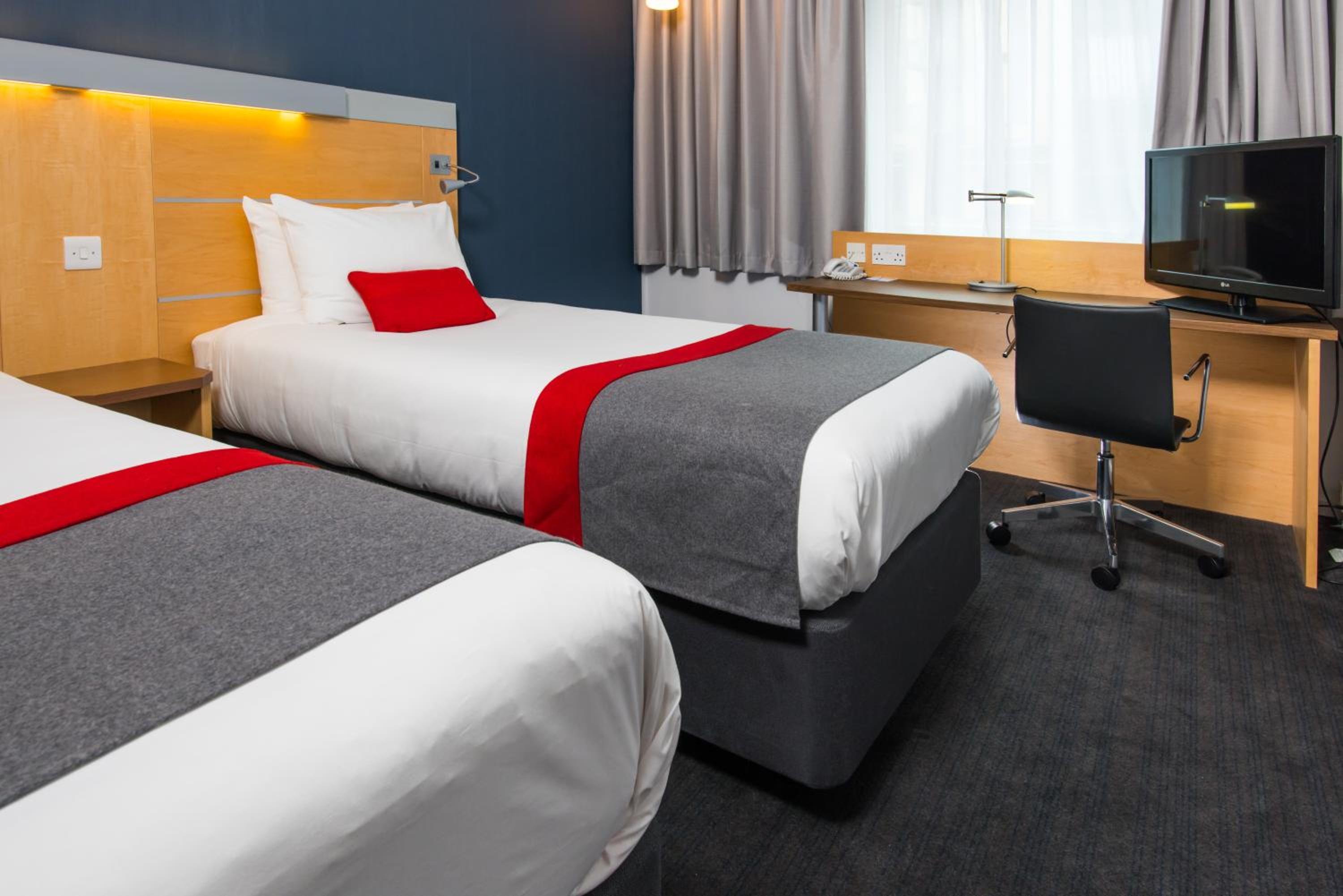 Standard Twin Room with Free Hot Breakfast - Photo 2