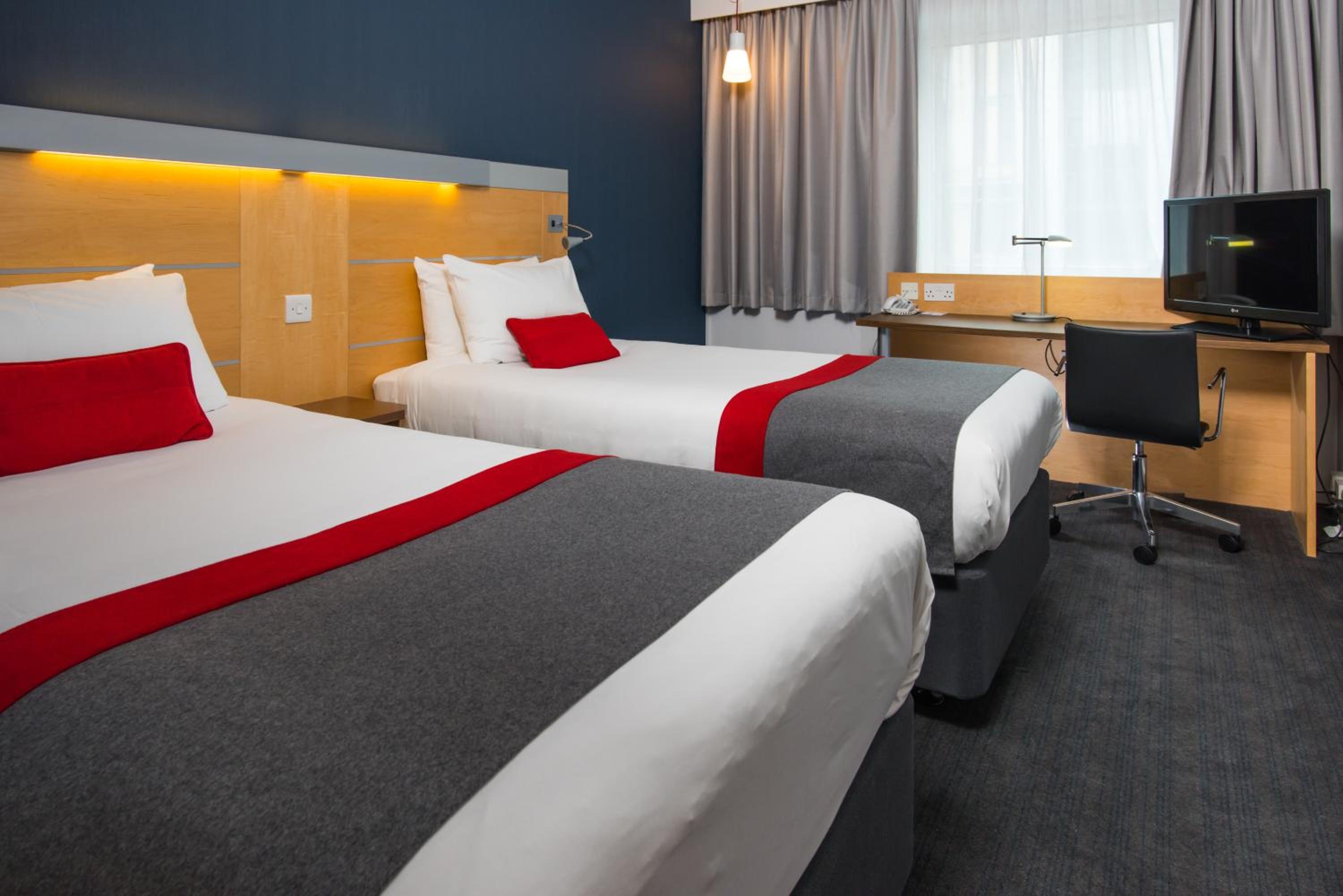 Standard Twin Room with Free Hot Breakfast - Photo 1