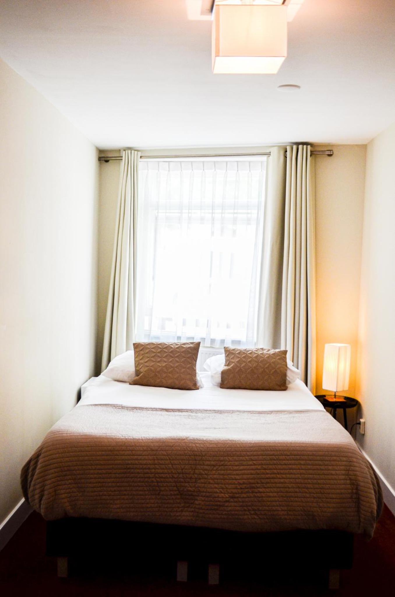 Superior Double or Twin Room with Canal View and Private Bathroom photo 3