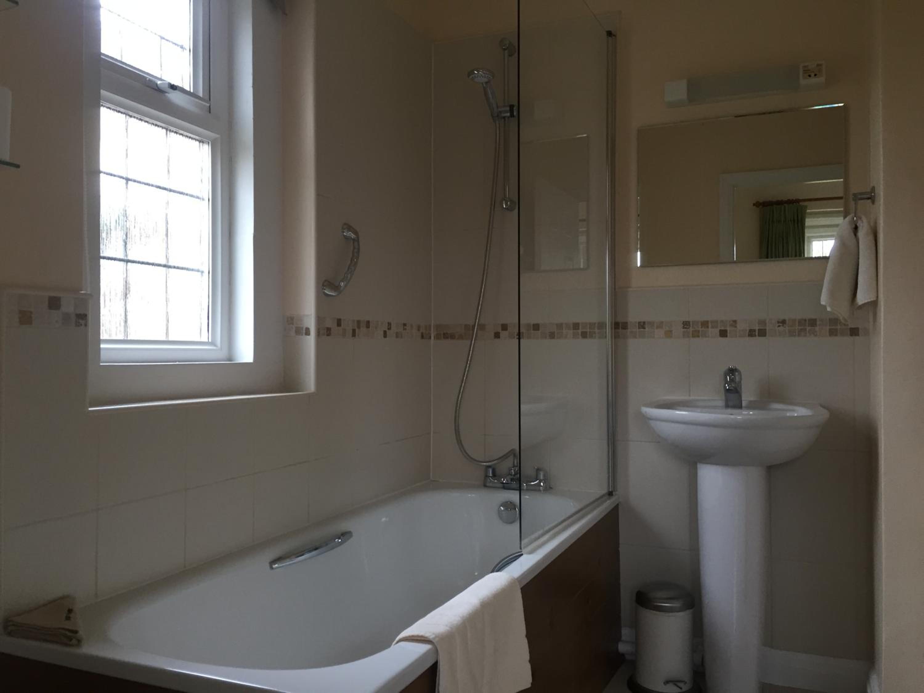 Twin Room with Bath photo 2