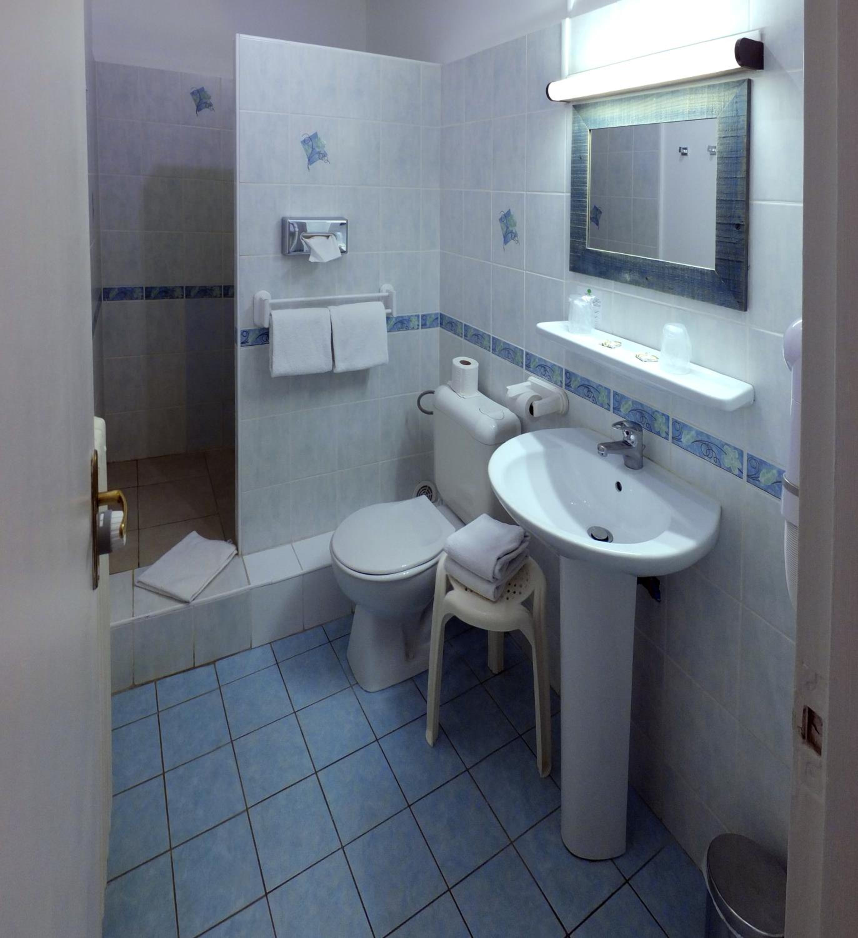 Standard Double Room - Photo 3