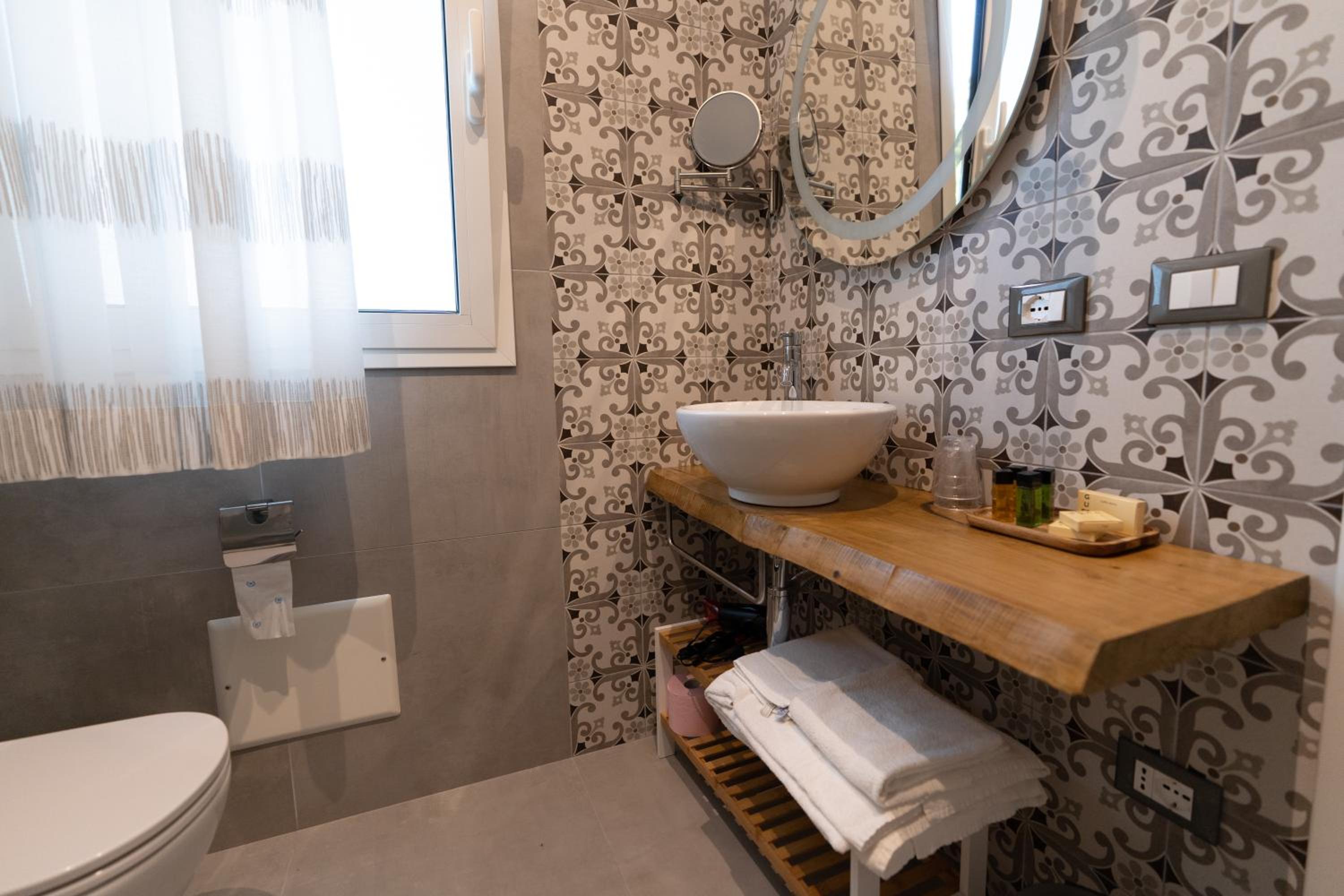 Family Room with Private Bathroom - Photo 2