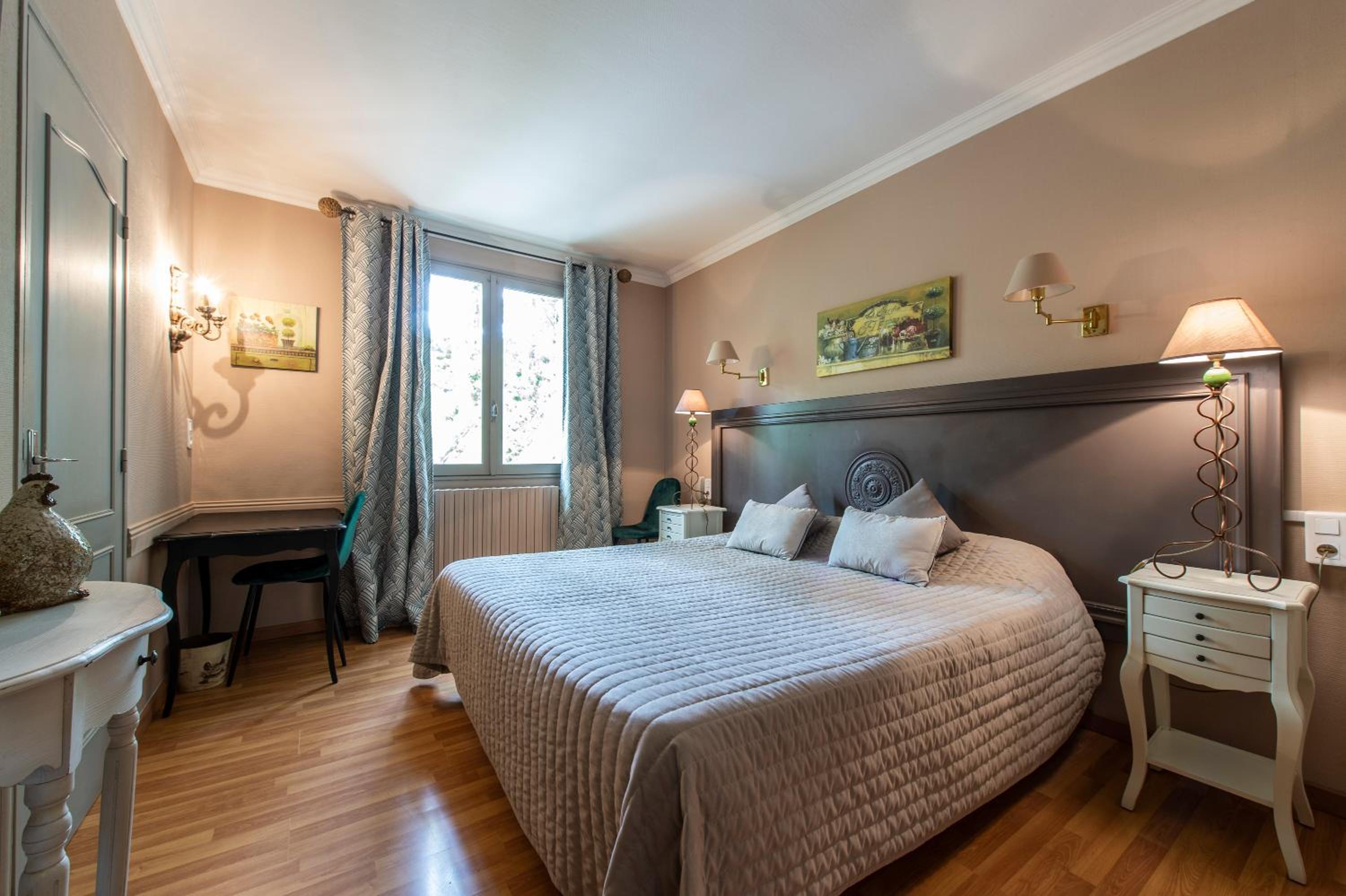 Standard Double Room - Photo 9
