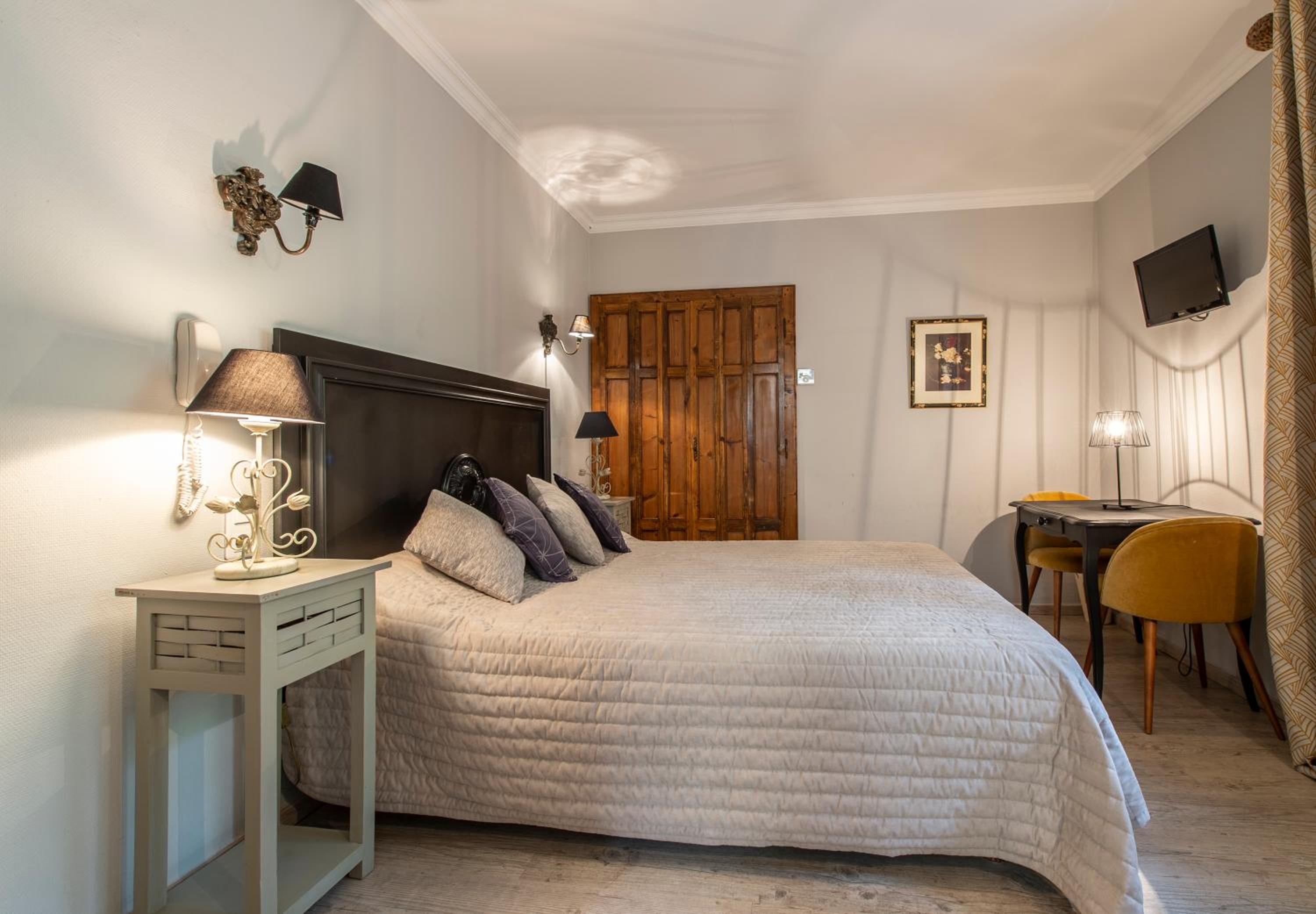 Standard Double Room - Photo 7