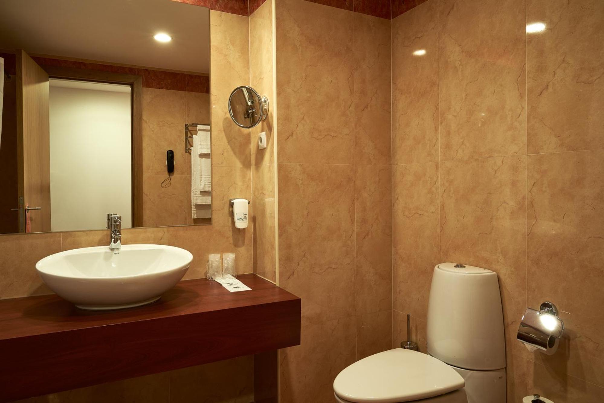 Twin Room - Photo 8