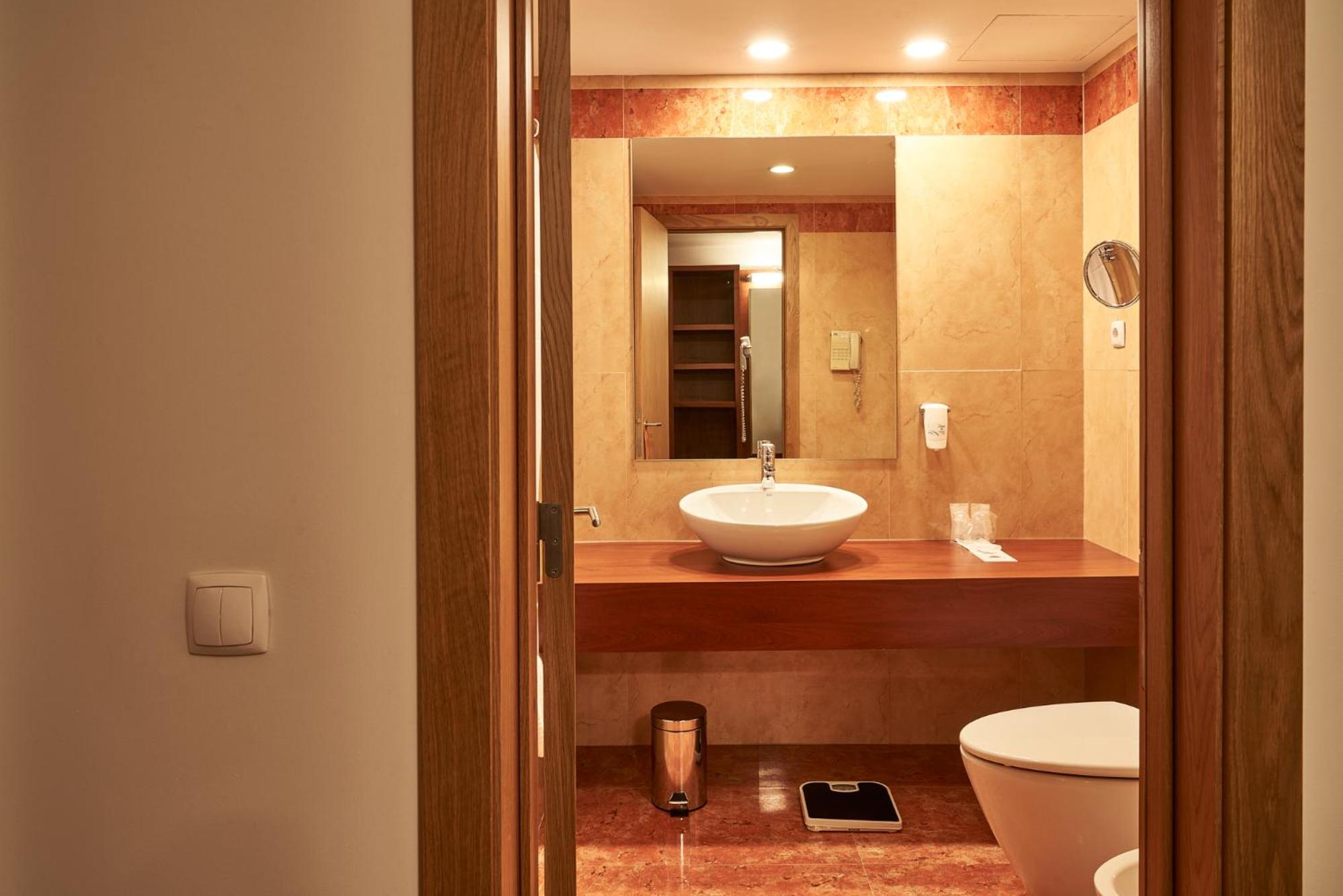 Twin Room - Photo 9