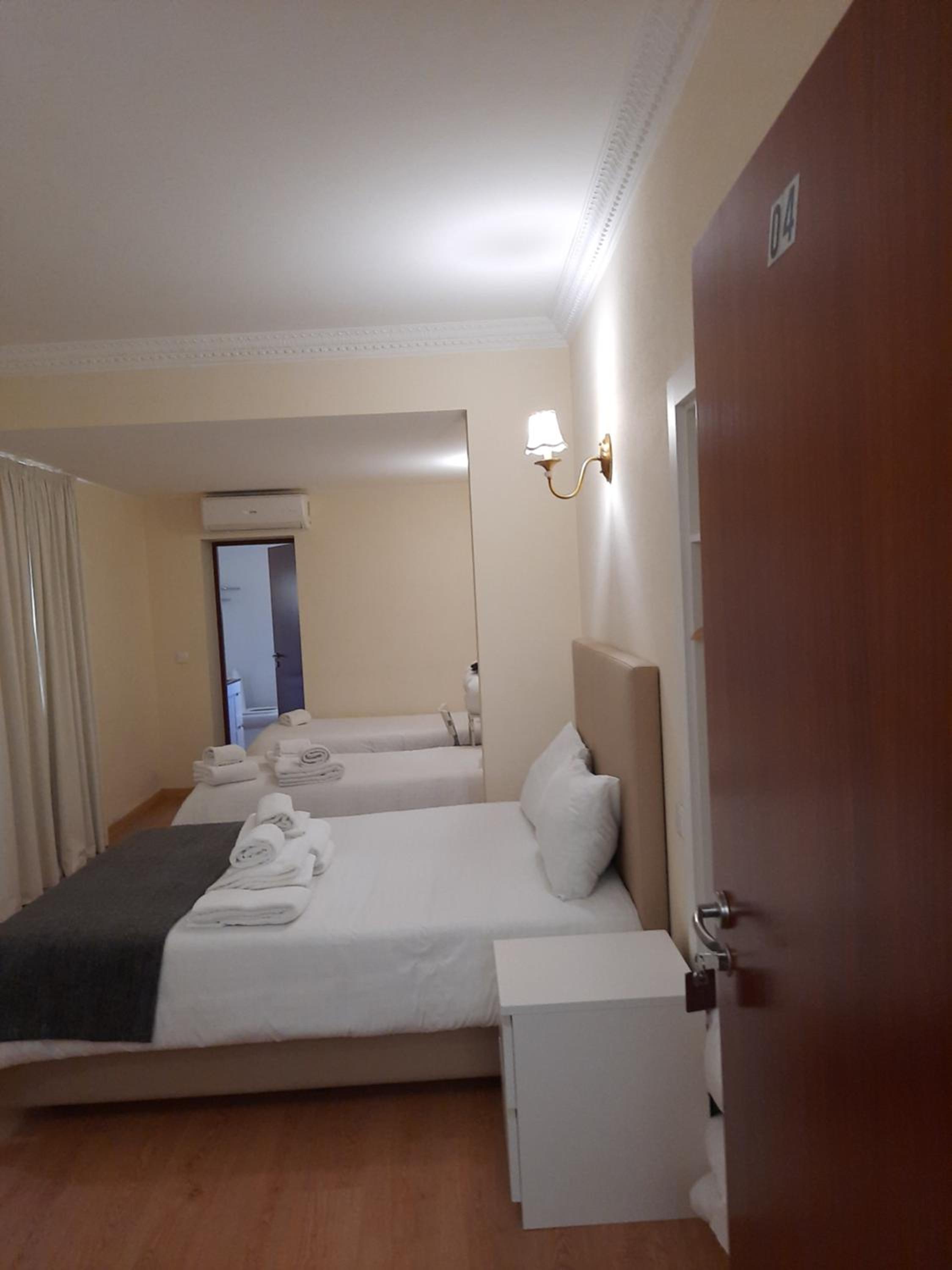Quadruple Room with Bathroom - Photo 2