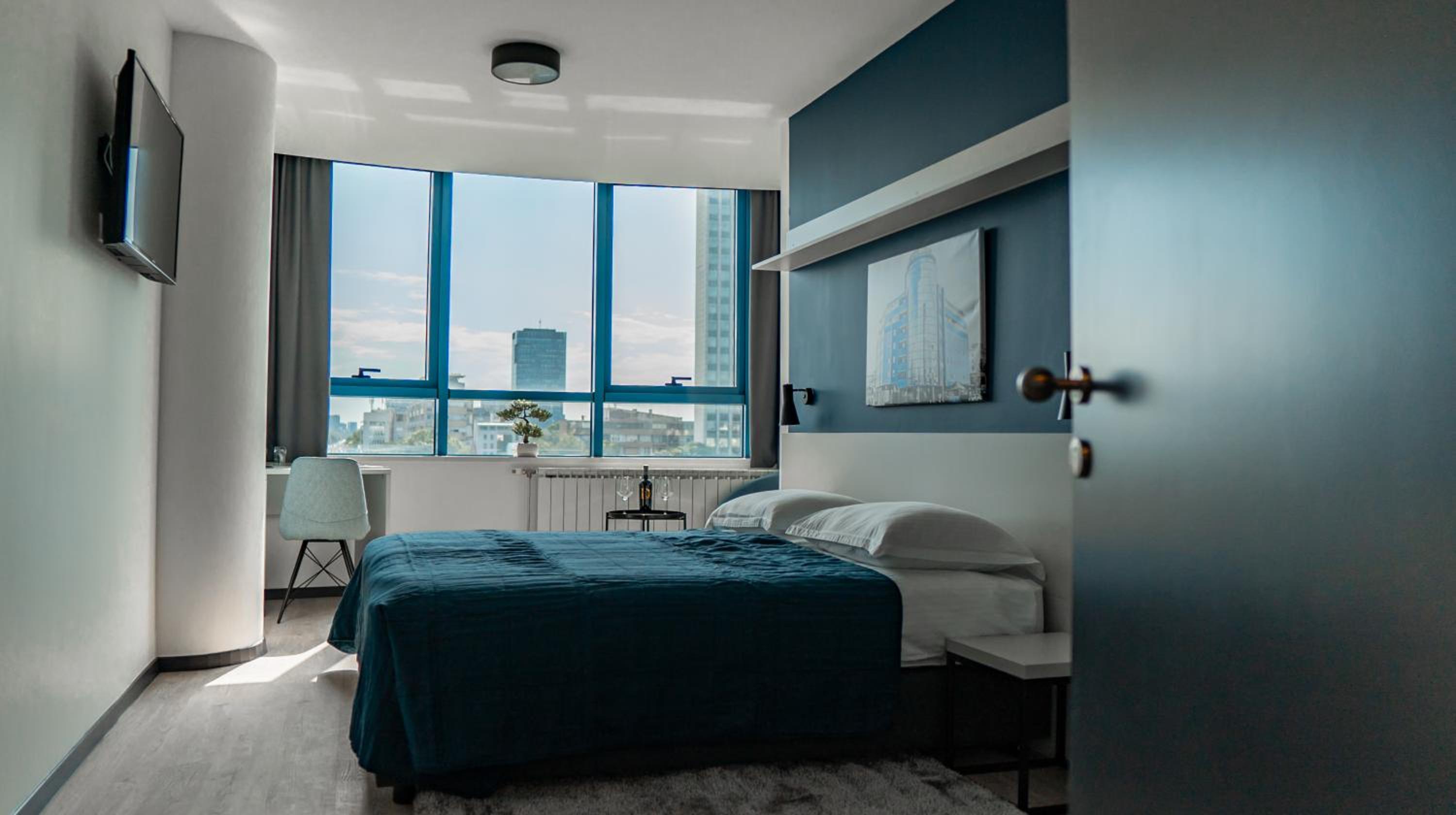 Double or Twin Room with City View - Photo 6