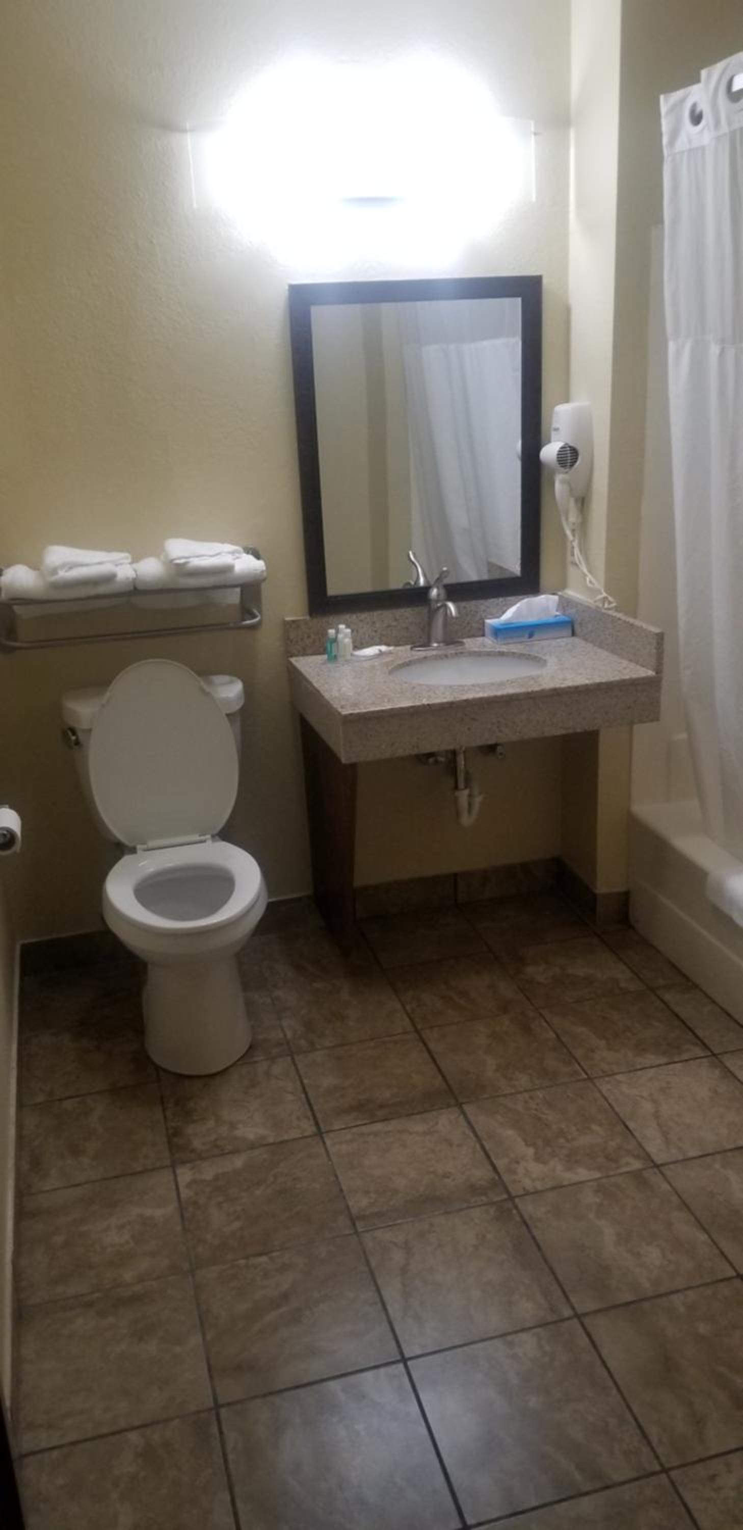 King Room with tub - Accessible/Non-Smoking