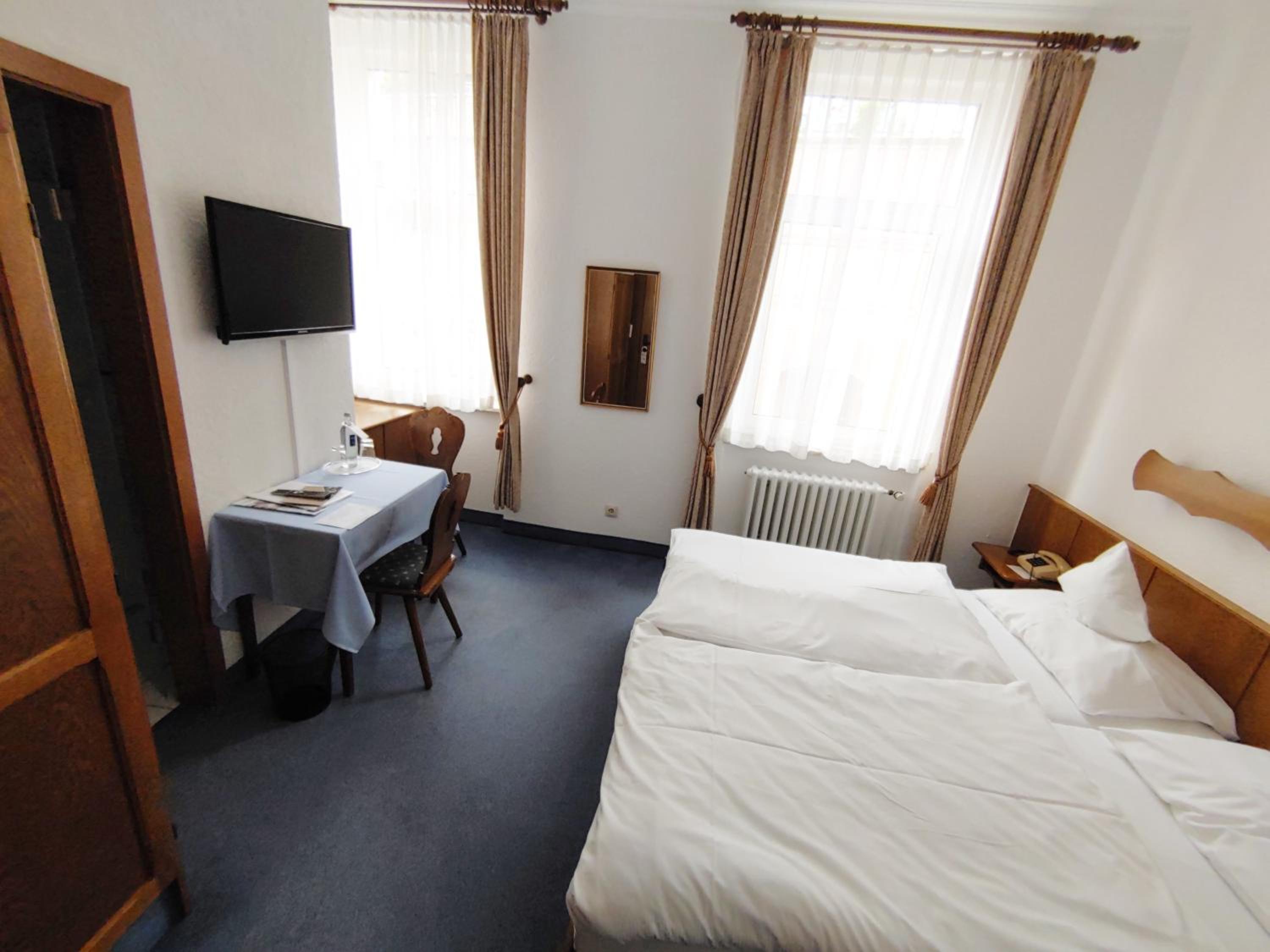 Budget Double Room - Photo 4