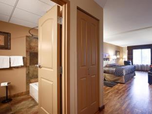 Deluxe Queen Room with Two Queen Beds - Non-Smoking - Photo 2