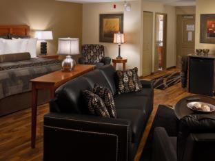 Deluxe Queen Room with Two Queen Beds - Non-Smoking - Photo 10