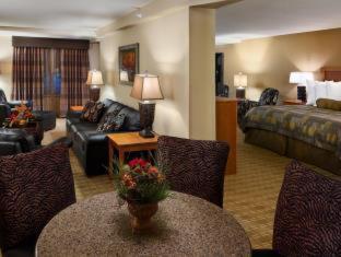 Deluxe Queen Room with Two Queen Beds - Non-Smoking - Photo 11