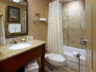 Deluxe Queen Room with Two Queen Beds - Non-Smoking - Photo 8
