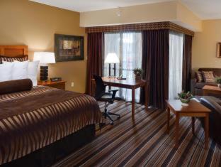 Queen Room with Two Queen Beds and Pool View - Non-Smoking - Photo 8