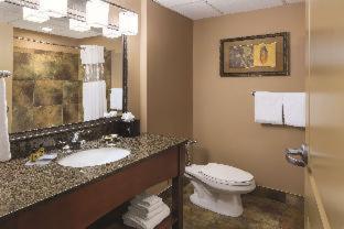 Queen Room with Two Queen Beds - Non-Smoking - Photo 5