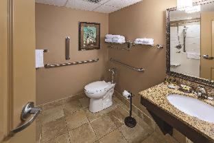 Queen Room with Two Queen Beds - Non-Smoking - Photo 6