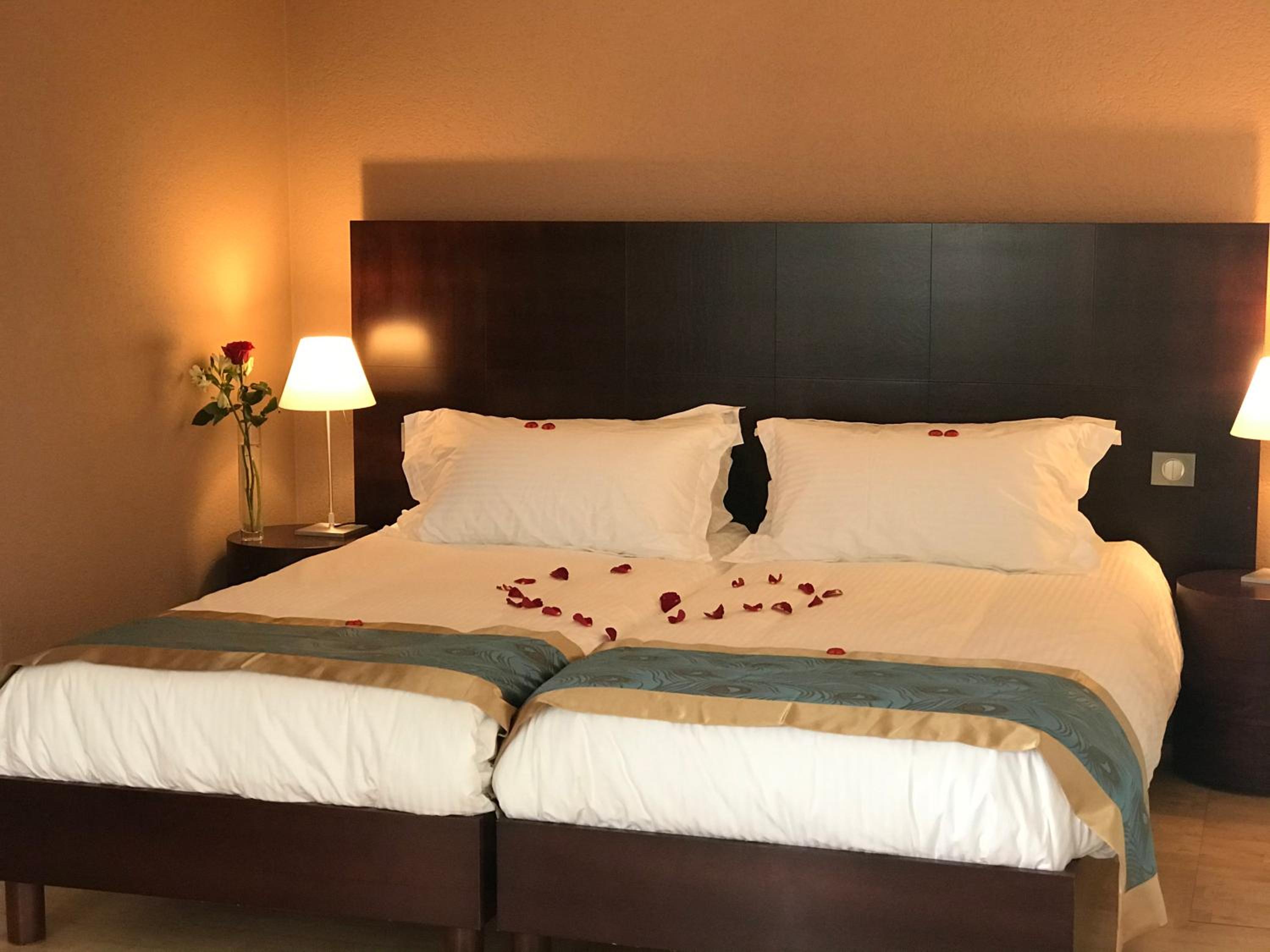 Deluxe Double Room with Bath - Photo 3