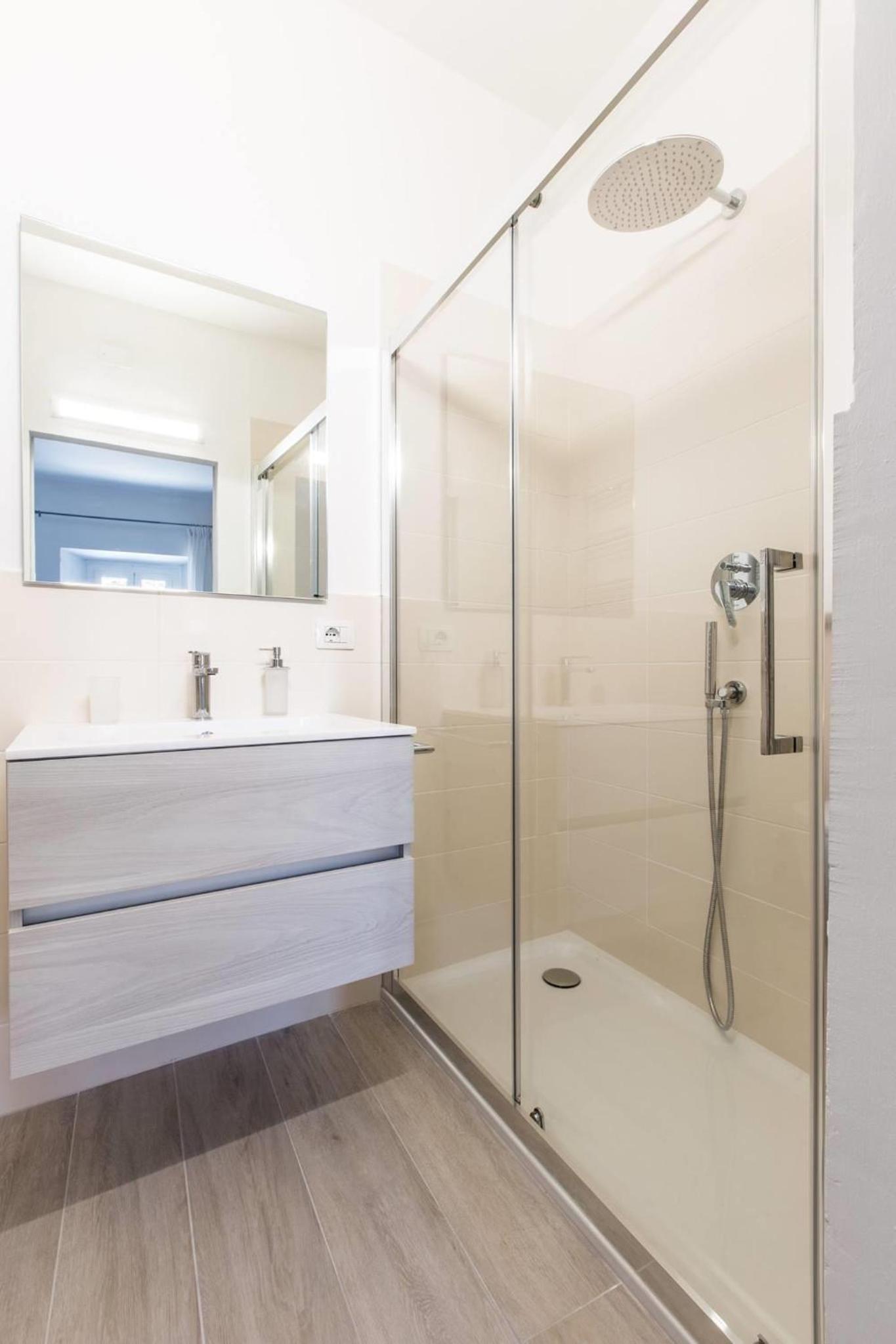 Double or Twin Room with Private Bathroom - Photo 2
