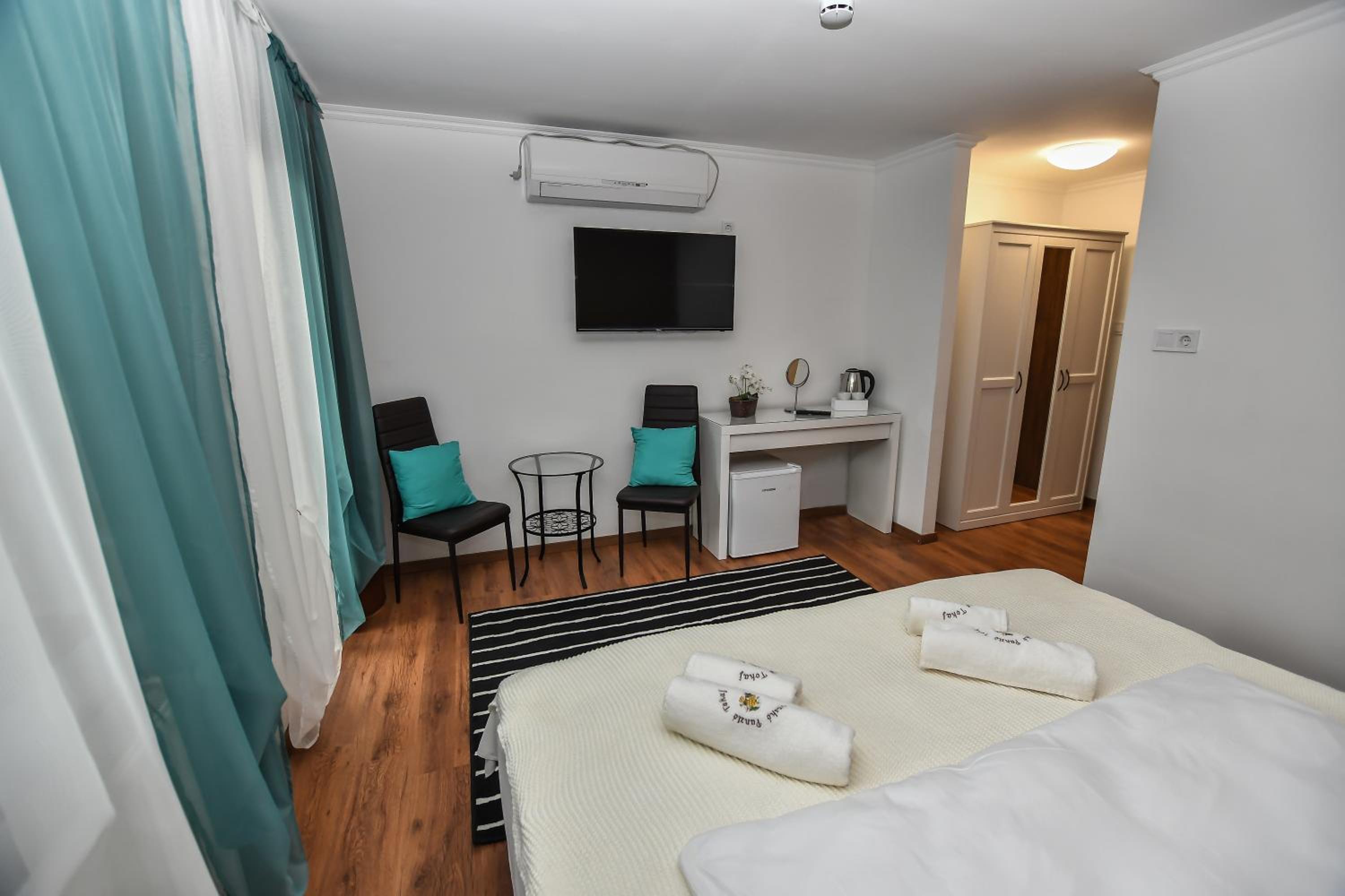 Standard Double or Twin Room with Balcony - Photo 6