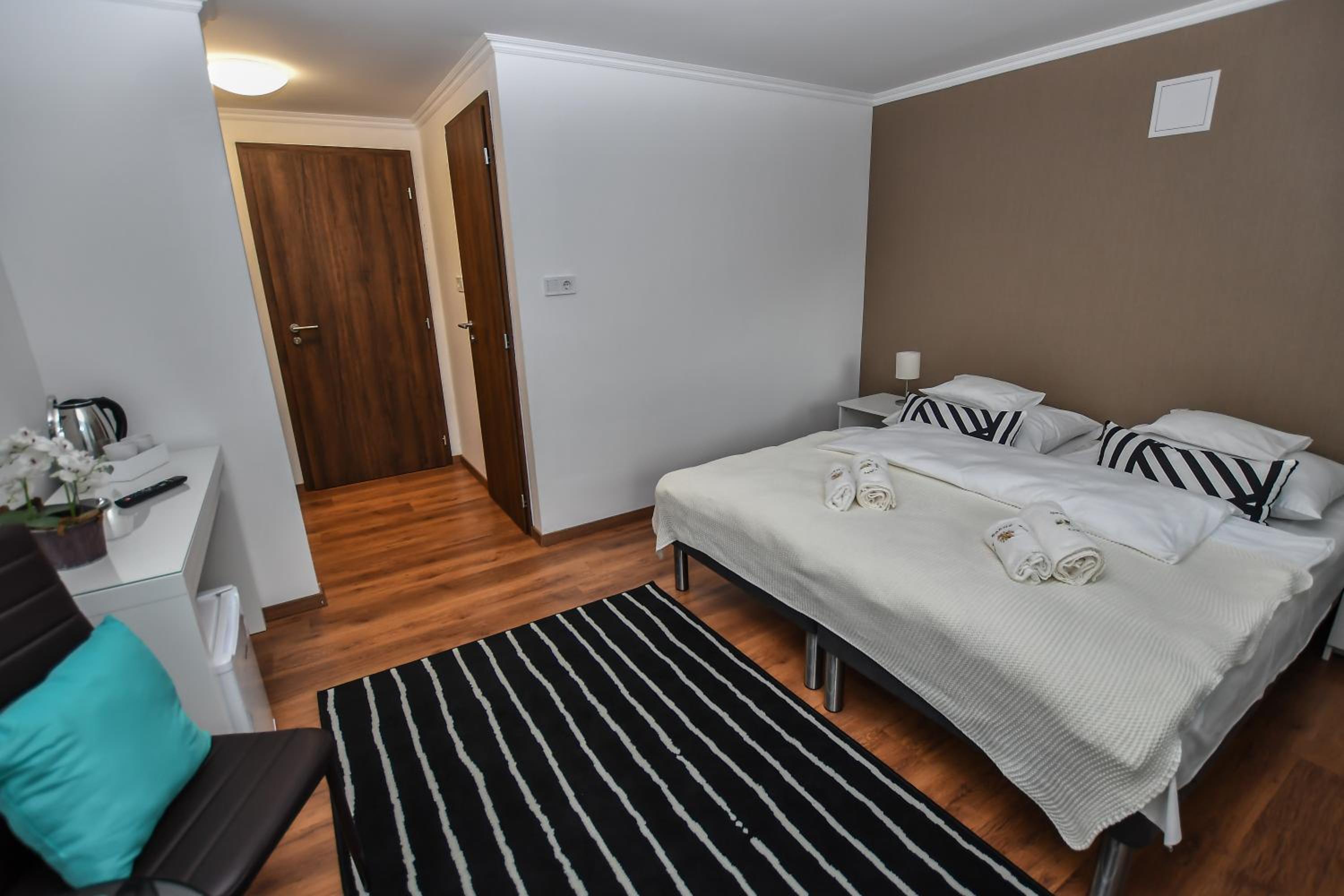 Standard Double or Twin Room with Balcony - Photo 9